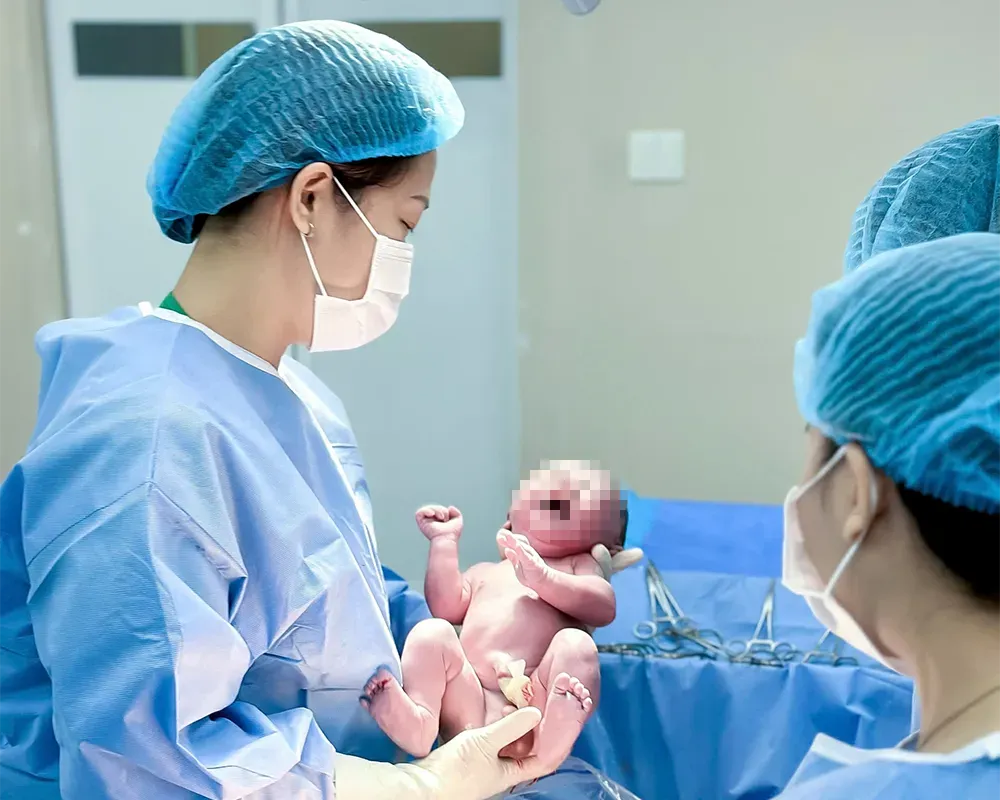 Một em bé được sinh ra bằng phương pháp IVF tại Bệnh viện Âu Cơ. Ảnh: Bích Nhàn