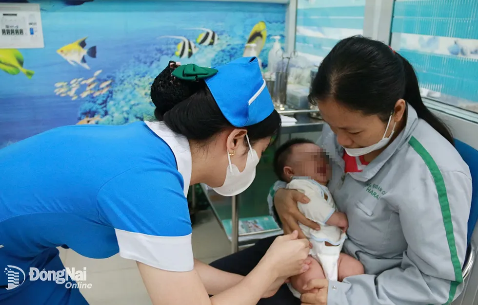 Tiêm vaccine phòng bệnh cho trẻ em tại Bệnh viện Nhi đồng Đồng Nai. Ảnh: Cương Quyết