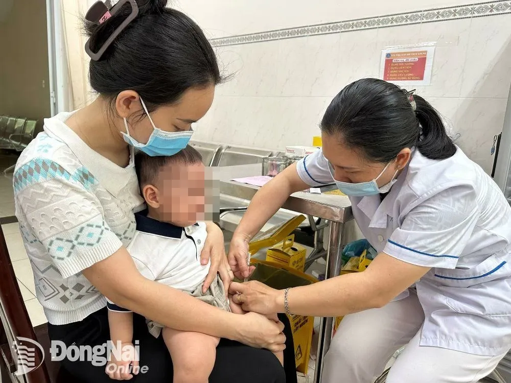 Tiêm vaccine phòng bệnh sởi cho trẻ tại Trung tâm Kiểm soát bệnh tật tỉnh. Ảnh: H.Dung