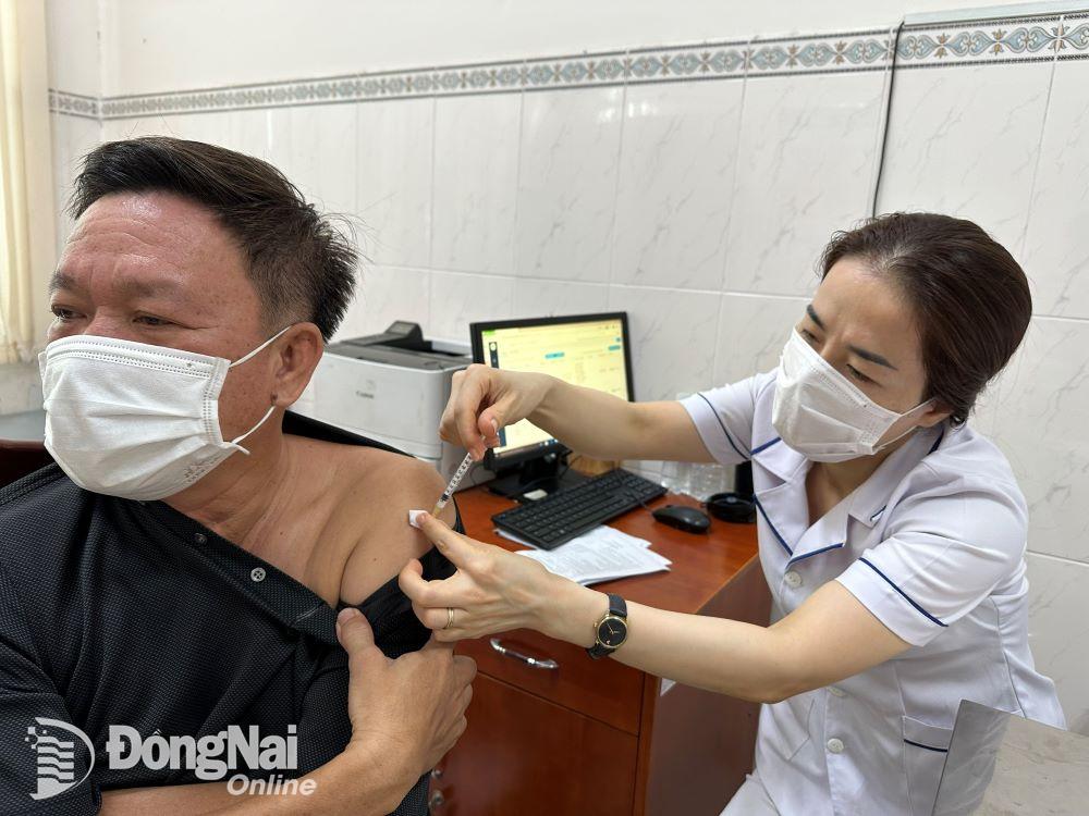 Tiêm vaccine phòng bệnh uốn ván cho người lớn tại Trung tâm Kiểm soát bệnh tật tỉnh. Ảnh: H.Dung