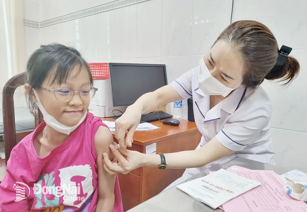 Trẻ em được tiêm vaccine phòng bệnh tại Trung tâm Kiểm soát bệnh tật tỉnh. Ảnh: H.Yến