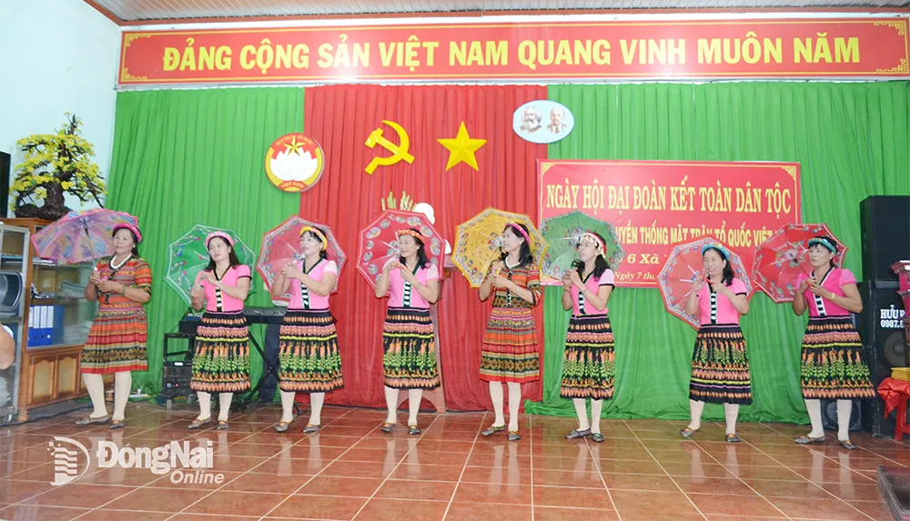 Hội viên phụ nữ các dân tộc biểu diễn văn nghệ chào mừng ngày hội Đại đoàn kết toàn dân tộc. Ảnh Phương Hằng