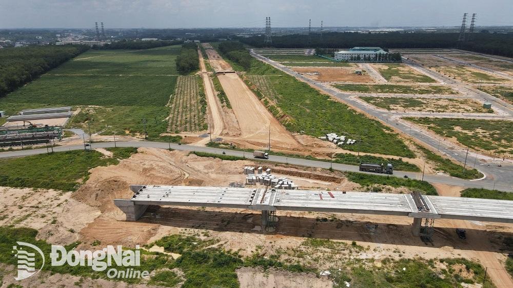 Thi công đường cao tốc Biên Hòa - Vũng Tàu đoạn qua địa bàn huyện Long Thành. Ảnh: Phạm Tùng