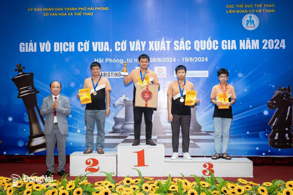 Kỳ thủ Đồng Nai Trần Ngọc Minh Duy (thứ 2 từ phải qua) trên bục nhận huy chương đồng cờ tiêu chuẩn. Ảnh: CTV