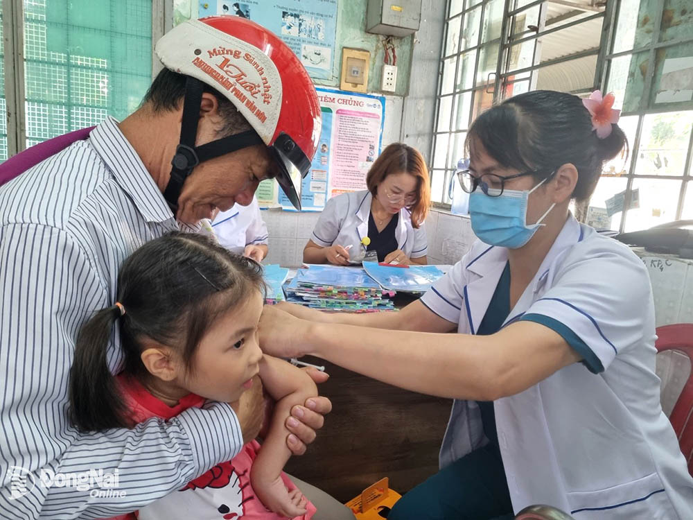 Tiêm vaccine phòng bệnh cho trẻ tại Trumg tâm Kiểm soát bệnh tật tỉnh.