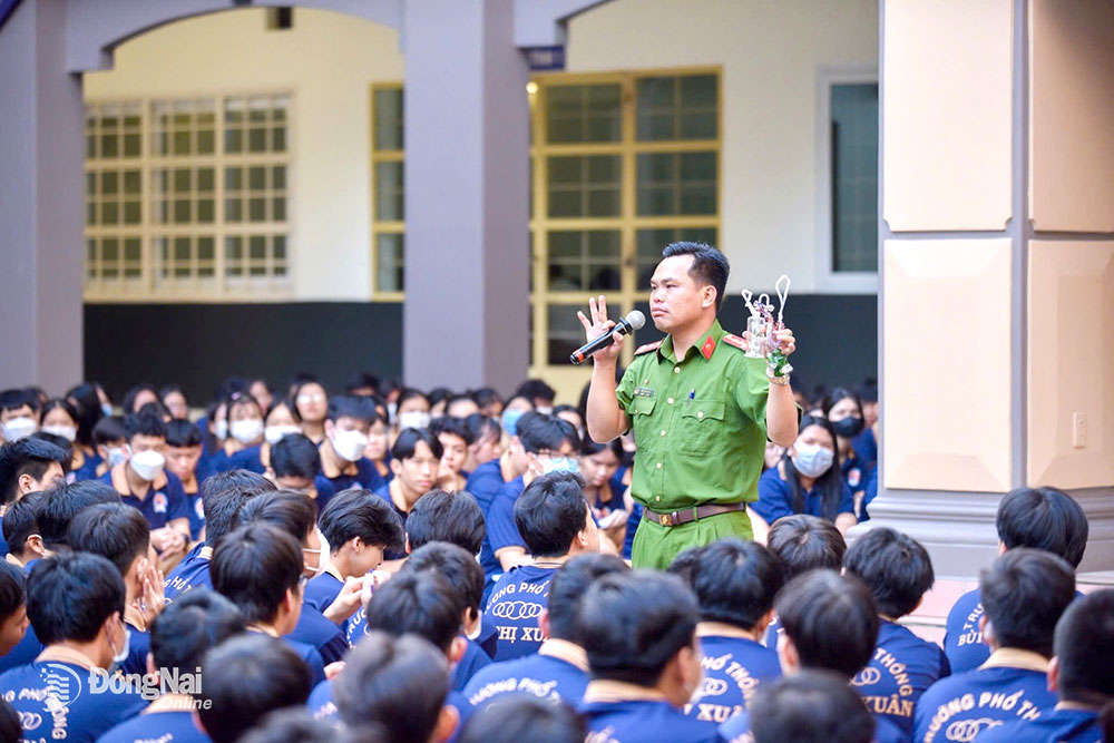 Cán bộ Công an thành phố Biên Hòa tuyên truyền pháp luật về phòng chống ma túy tại một trường học trên địa bàn thành phố vào đầu năm 2024. Ảnh: T.Tâm