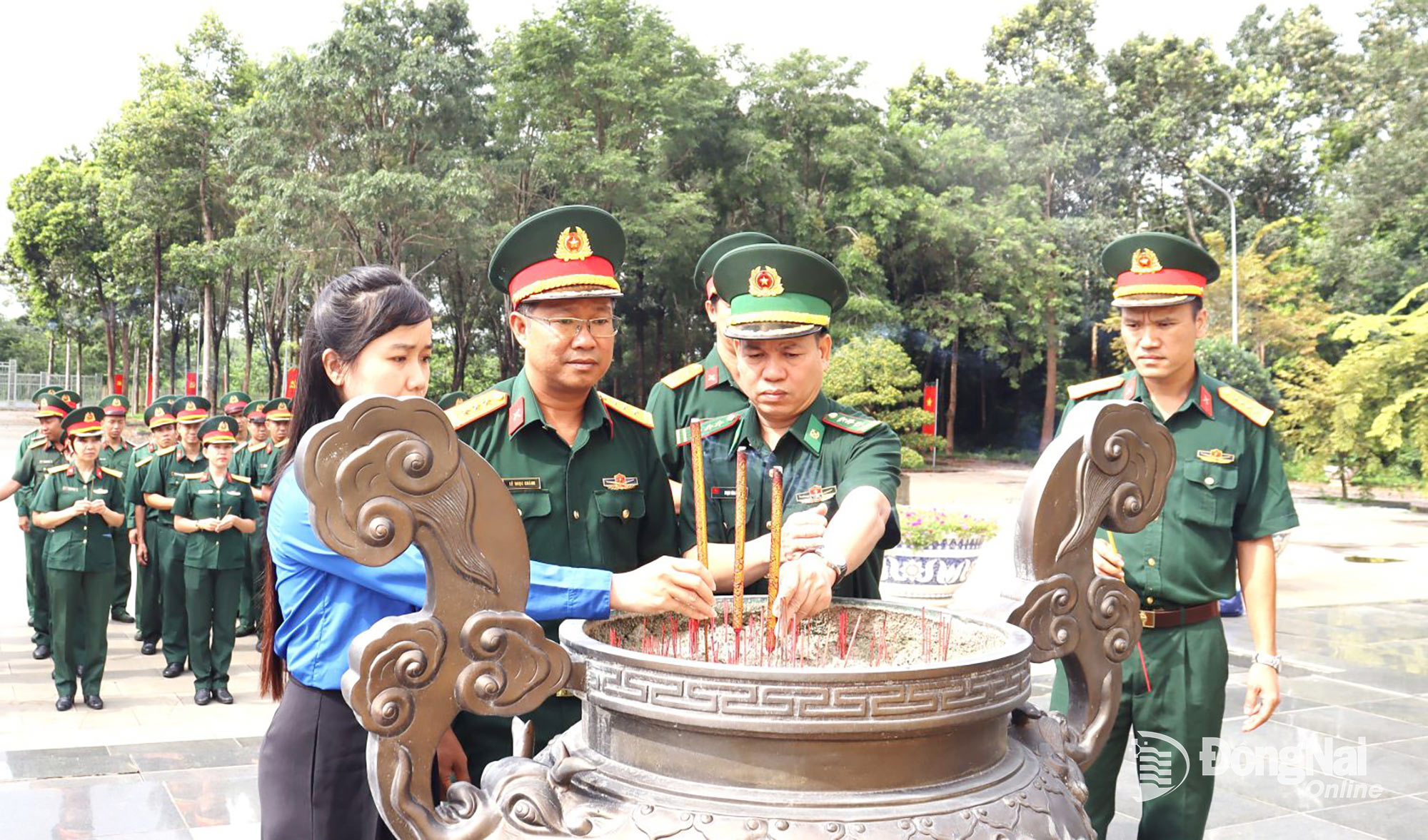The delegation offer incense at Ta Thiet Base. Photo: Nguyet Ha
