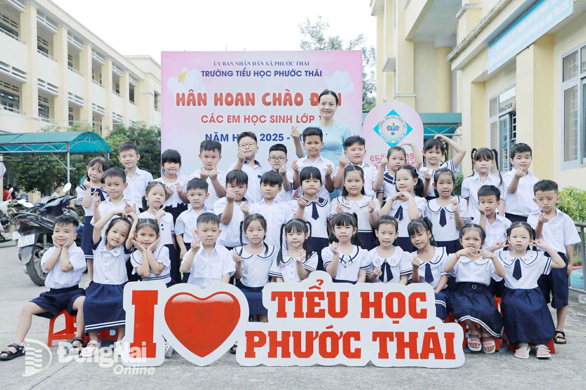Teachers and students of Phuoc Thai Primary School (Phuoc Thai commune) record the first image of welcoming students to grade 1