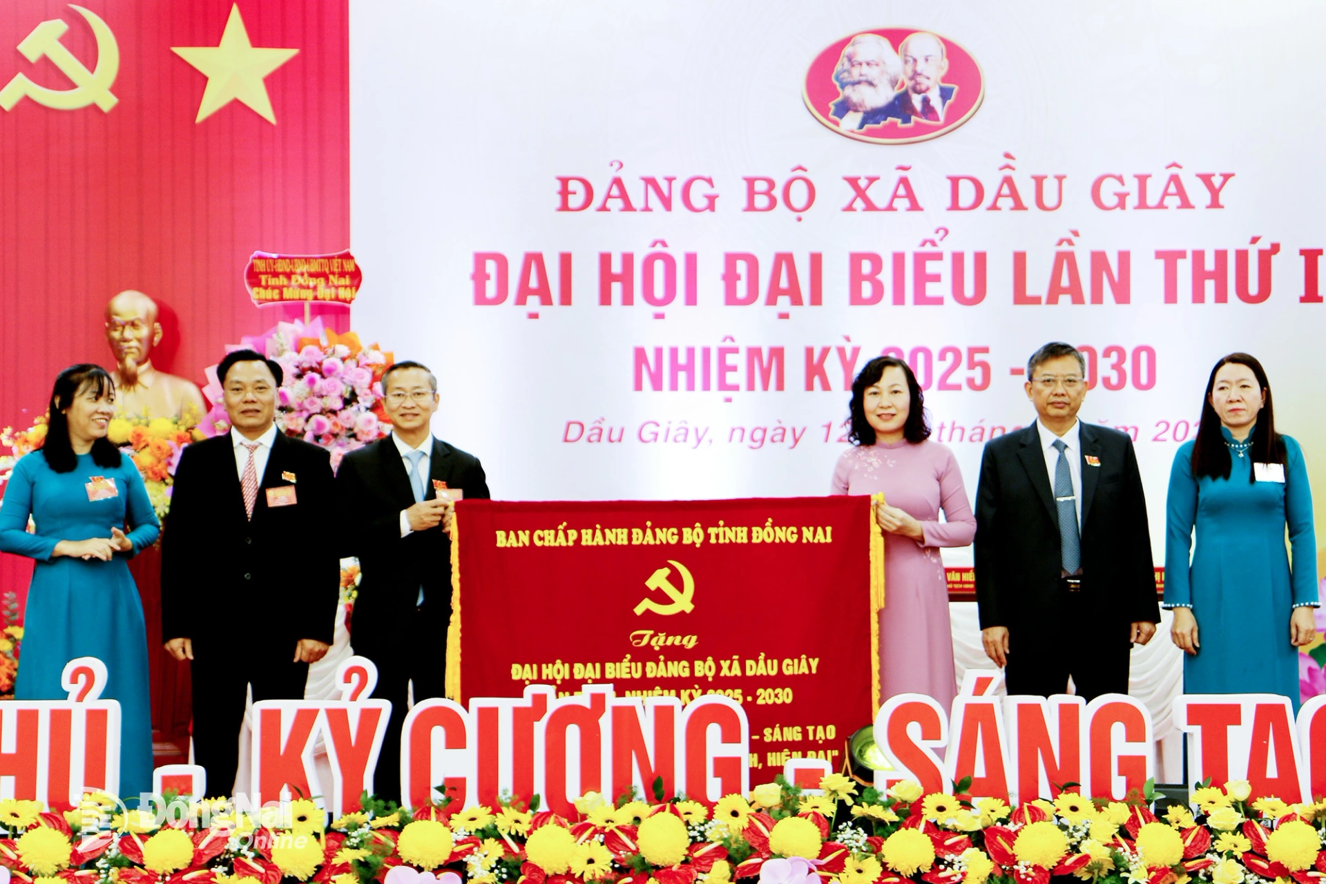Deputy Secretary of the Provincial Party Committee, Chairwoman of the Vietnam Fatherland Front Committee of Dong Nai Province Huynh Thi Hang delivers directive speech at the congress. Photo: Văn Truyên