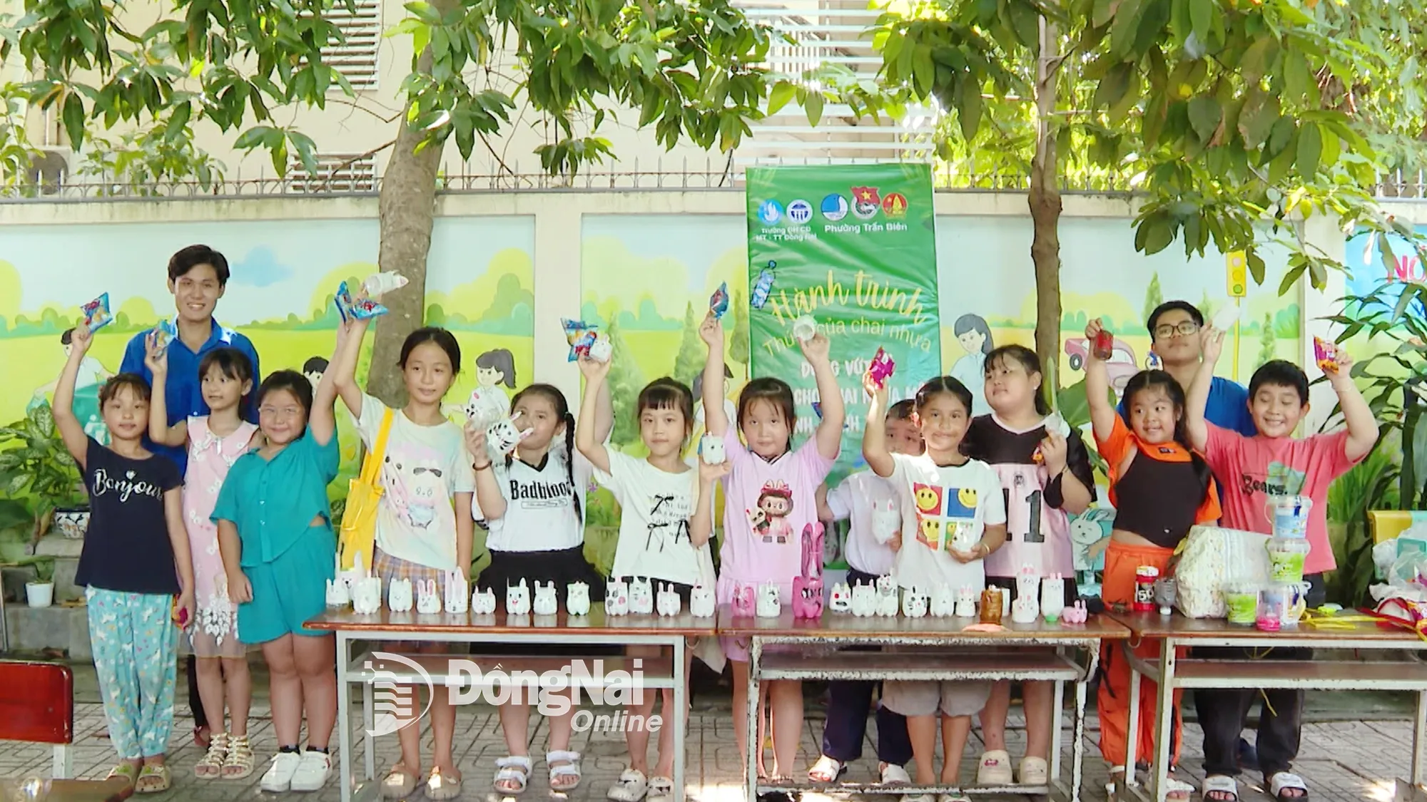 Sản phẩm các em thiếu nhi tạo ra từ “Hành trình thứ 2 của chai nhựa”. Ảnh: Hoàng Vũ