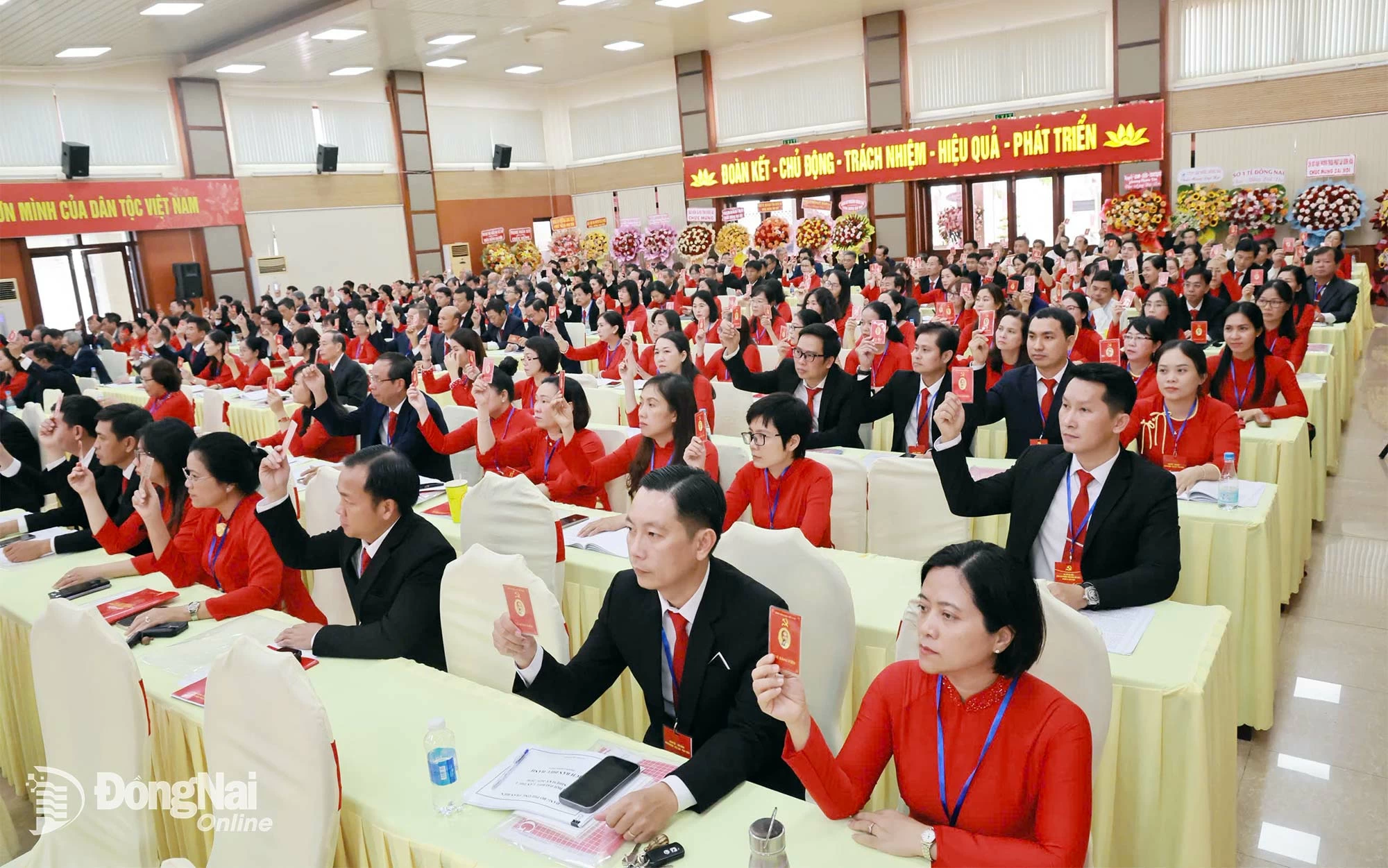 Delegates voted to approve the Draft Resolution of the 1st Tran Bien Ward Party Congress, term 2025-2030. Photo: Cong Nghia
