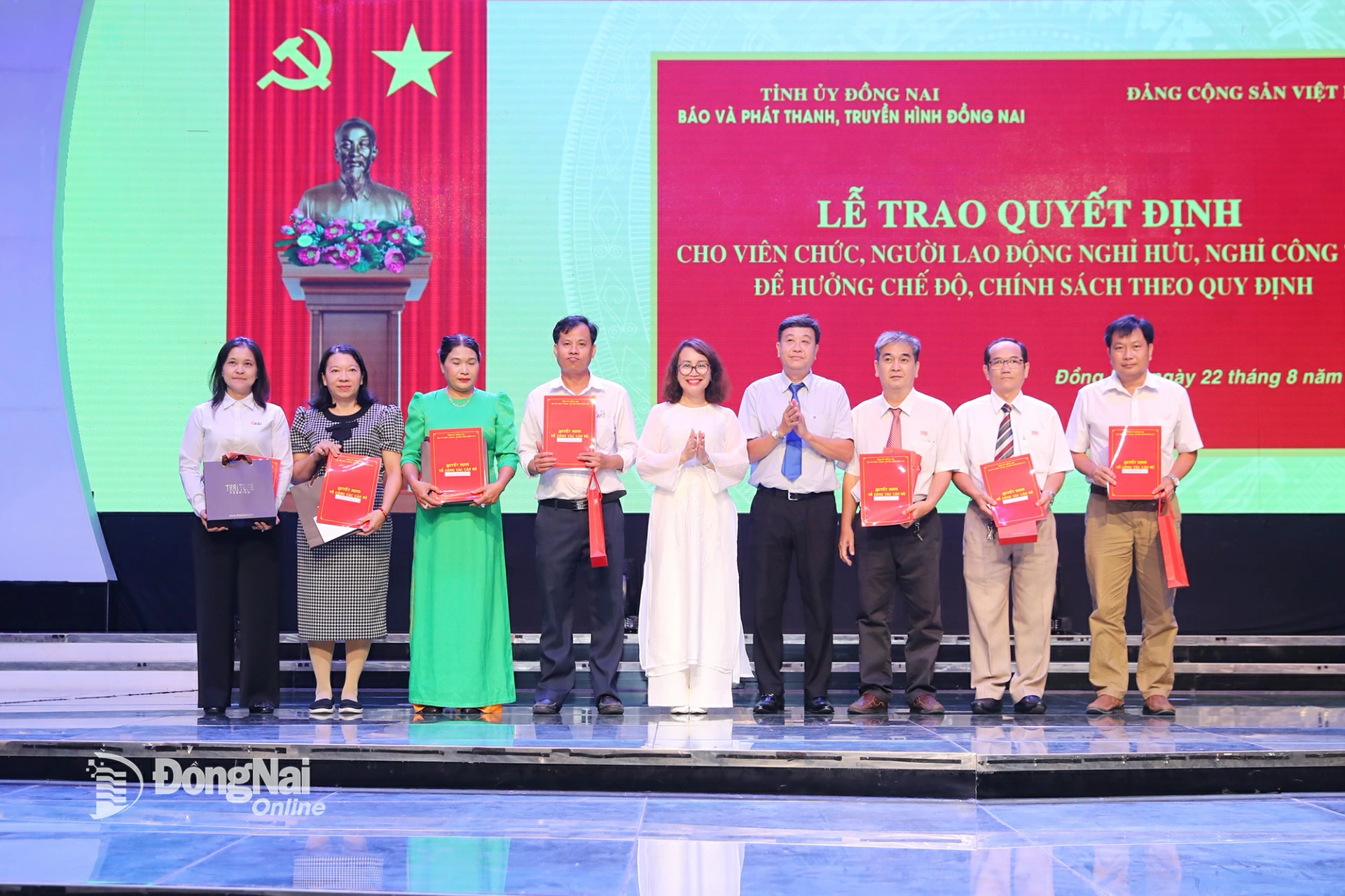 Member of the Provincial Party Committee, Editor-in-Chief Nguyen Thi Minh Nham and Deputy Editor-in-Chief Hoang Binh Long present decisions and gifts to cadres, public employees and employees eligible for retirement and work cessation. Photo: Huy Anh