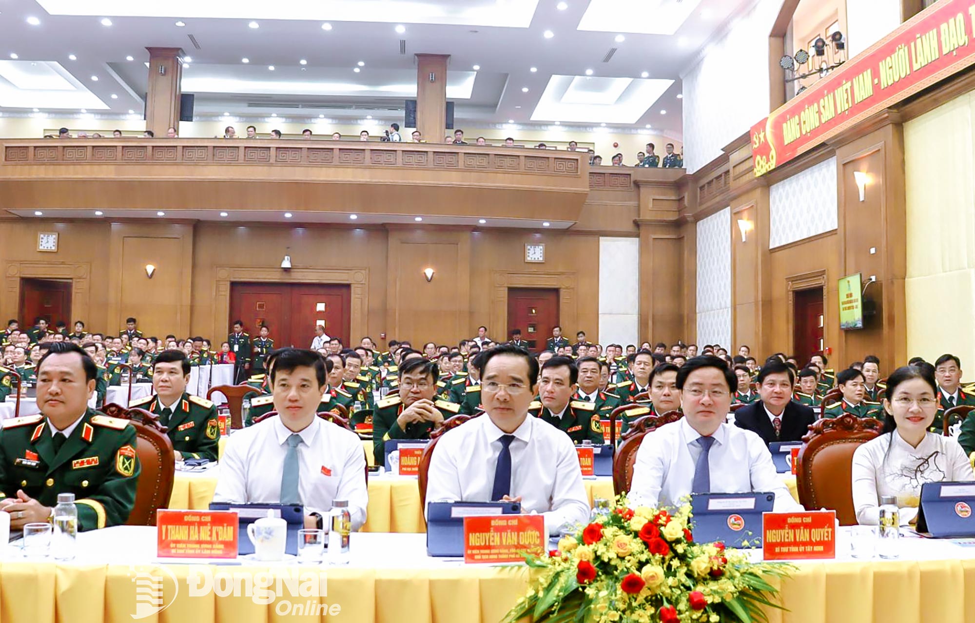 Đồng chí Tôn Ngọc Hạnh, Ủy viên dự khuyết Trung ương Đảng, Phó Bí thư Thường trực Tỉnh ủy, Chủ tịch HĐND tỉnh Đồng Nai (bìa phải) cùng các đại biểu dự đại hội. Ảnh: Nguyệt Hà