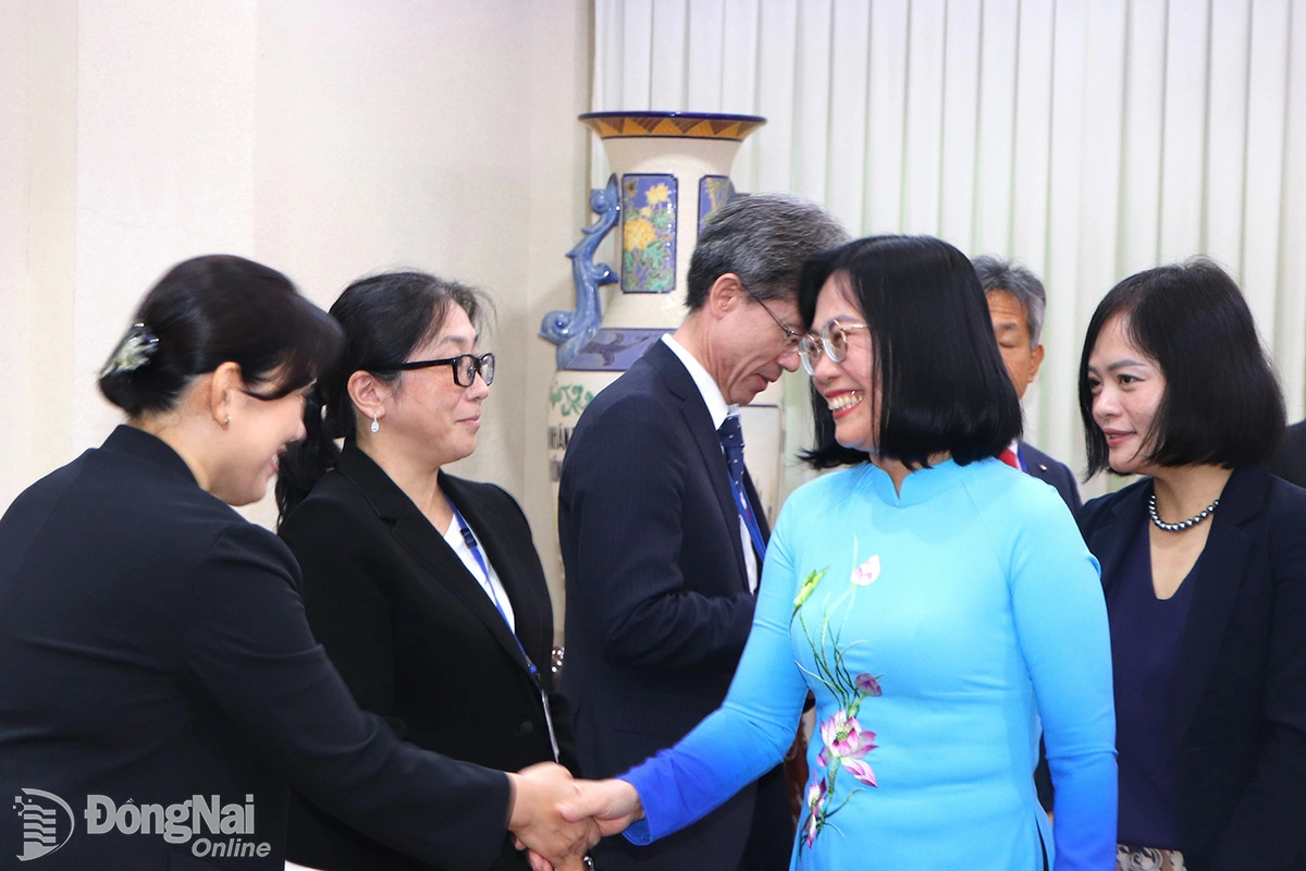 Provincial Party Committee member and Vice Chairwoman of the provincial People’s Committee Nguyen Thi Hoang welcomes businesses from Hyogo Prefecture, Japan. Photo: Ngọc Lien