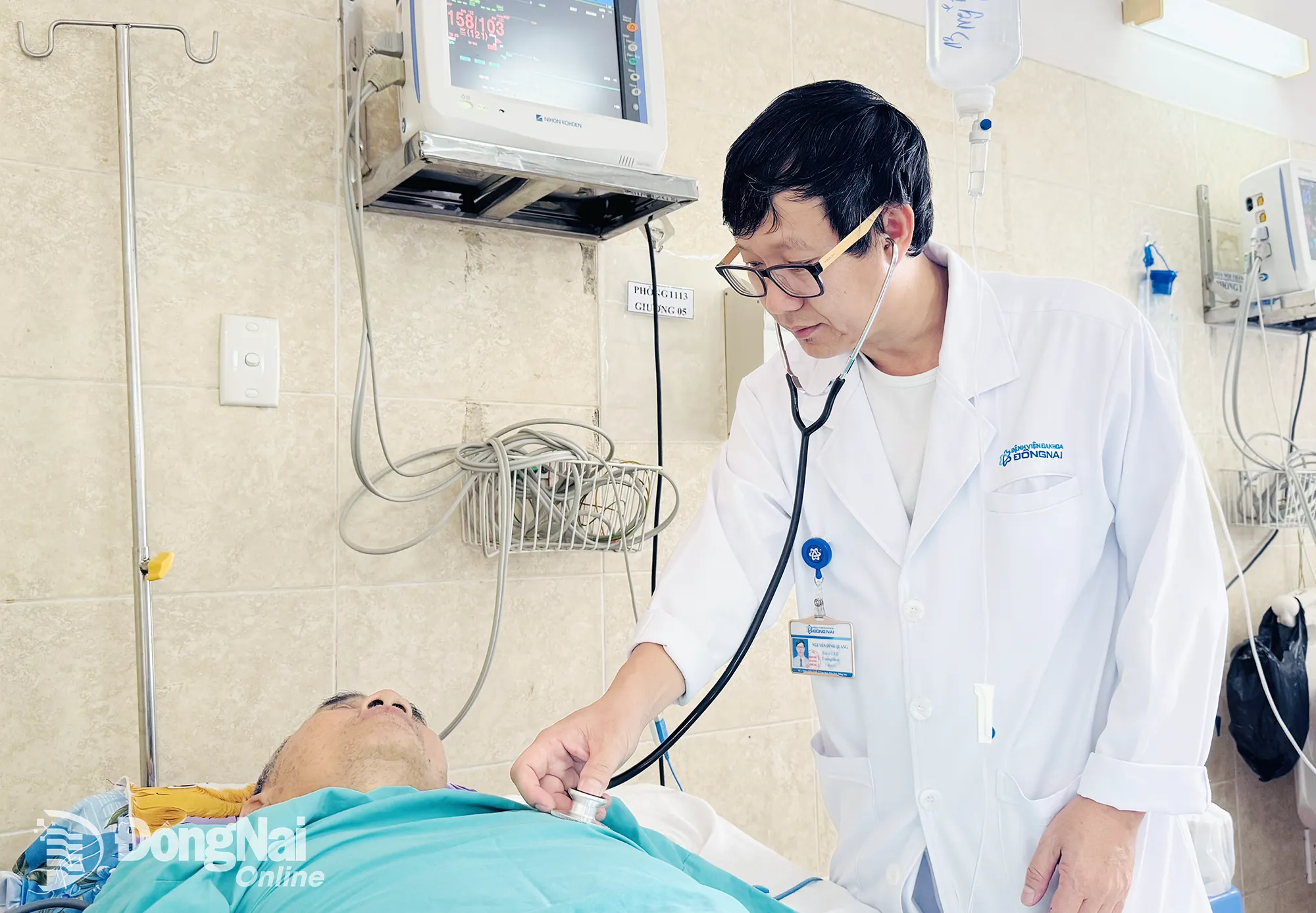 Bác sĩ Bệnh viện Đa khoa Đồng Nai kiểm tra sức khỏe cho bệnh nhân lớn tuổi bị đột quỵ. Ảnh: Hạnh Dung