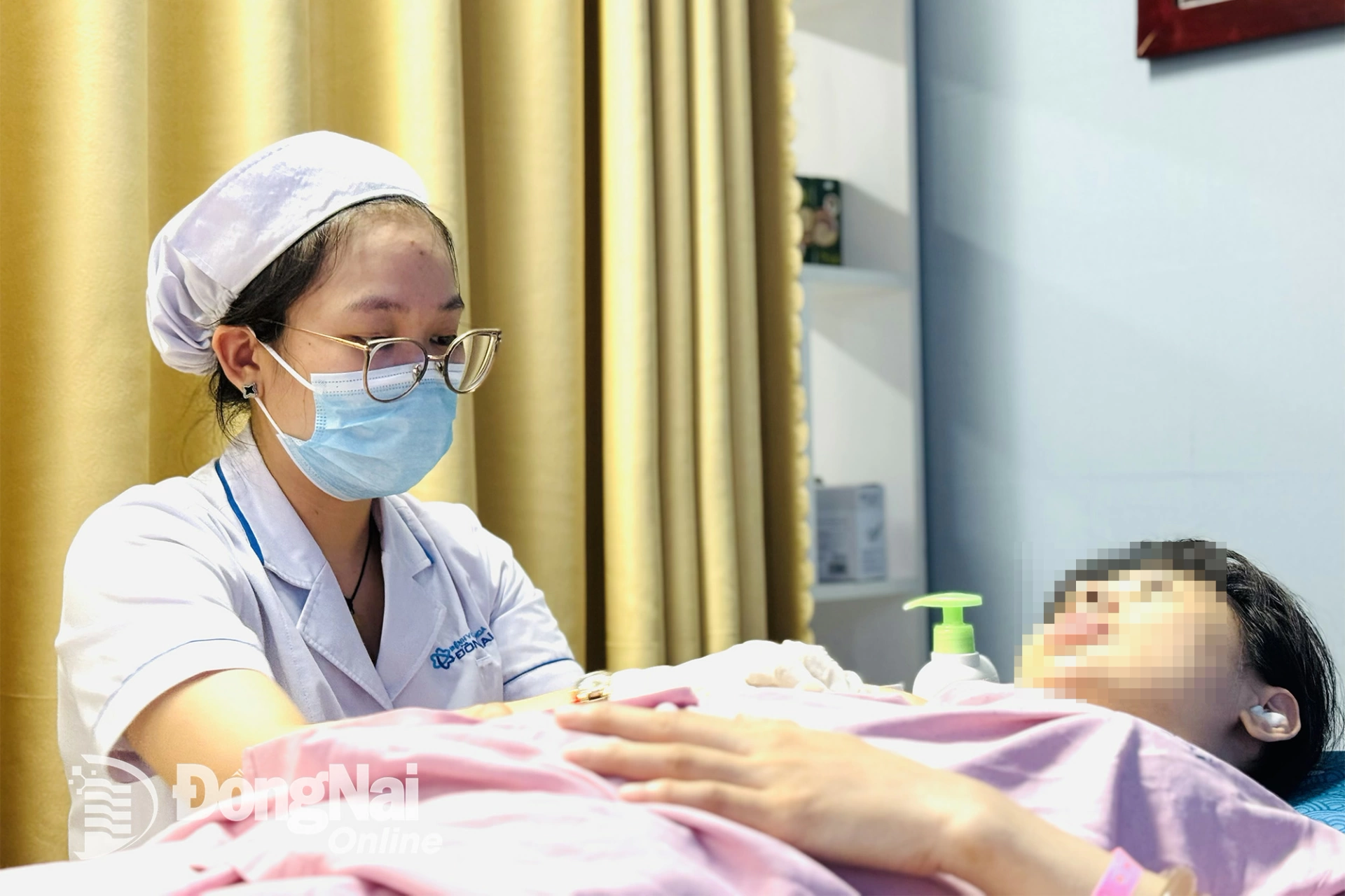 Nhân viên y tế thực hiện massage bầu vú để kích sữa cho mẹ sau sinh mổ tại Bệnh viện Đa khoa Đồng Nai.