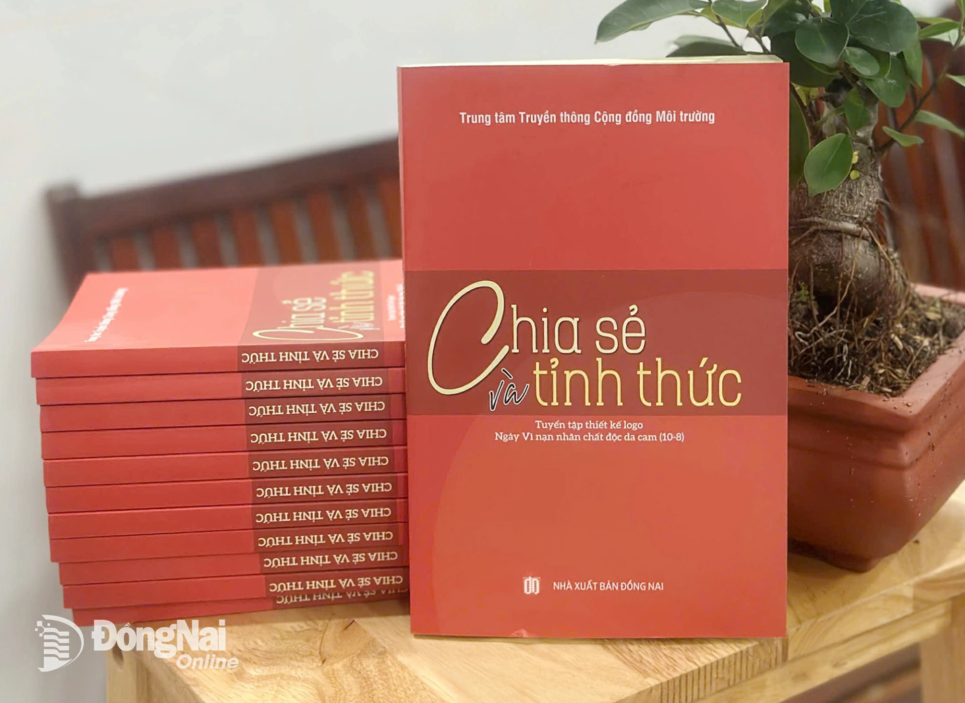 Sách Chia sẻ và tỉnh thức do Trung tâm Truyền thông cộng đồng môi trường phát hành.