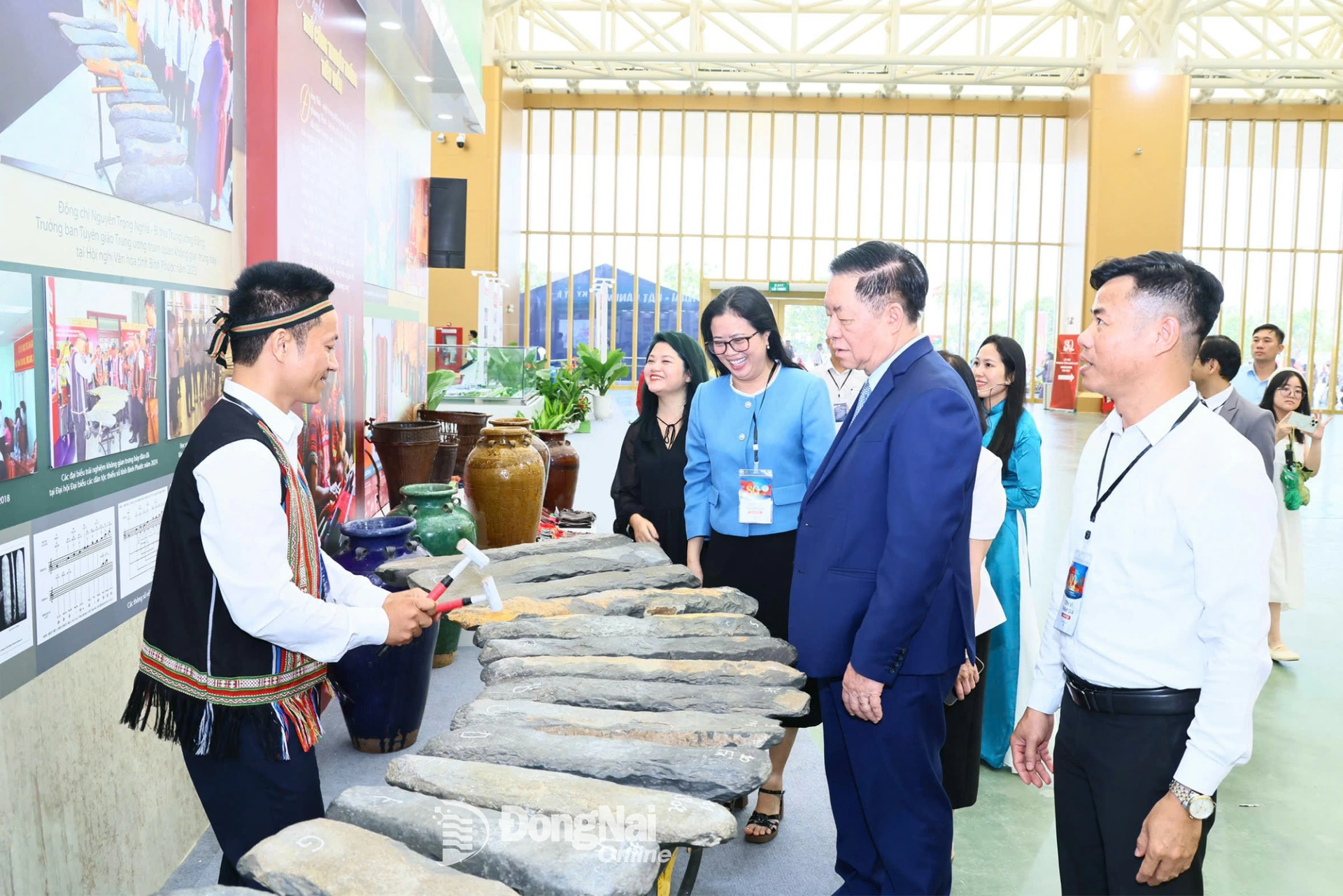 Ủy viên Bộ Chính trị, Bí thư Trung ương Đảng, Trưởng Ban Tuyên giáo và Dân vận Trung ương Nguyễn Trọng Nghĩa tham quan không gian giới thiệu thành tựu phát triển Đồng Nai tại triển lãm. Ảnh: Công Nghĩa