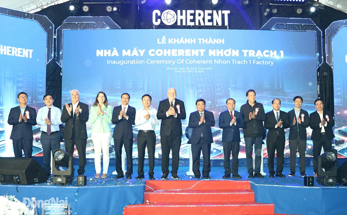 1.Deputy Prime Minister Nguyen Chi Dung (M) and delegates attend inauguration ceremony of Coherent Group’s factory at Nhon Trach 1 IP.

