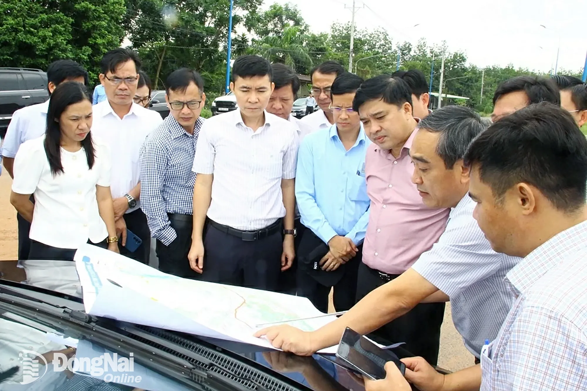 1 Ho Van Ha - Vice Chairman of Dong Nai provincial People’s Committee (3rd from right) listened to a progress report on land clearance for the Gia Nghia - Chon Thanh expressway during a field inspection on July 18, 2025

