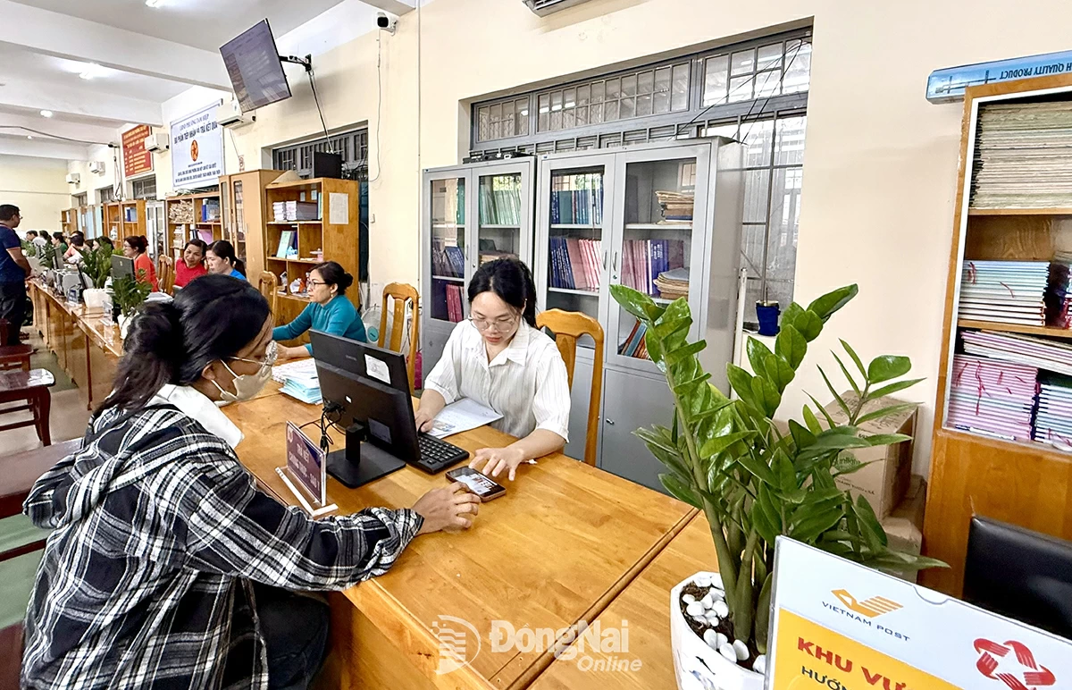 Residents receive guidance on administrative procedures at Public Administration Service Center in Tam Hiep Ward, Dong Nai Province.