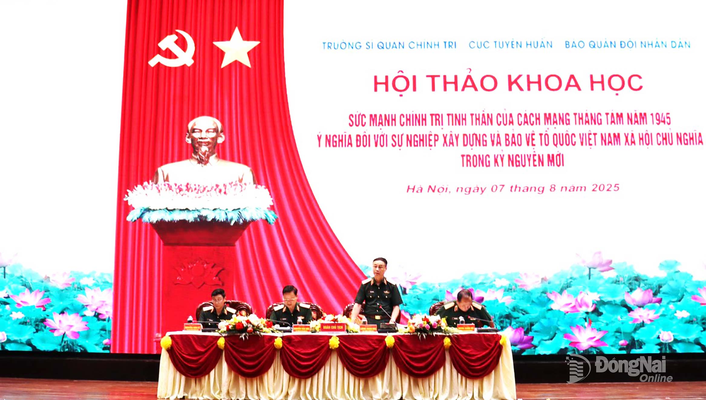 Thiếu tướng, PGS.TS Lương Thanh Hân, Hiệu trưởng Trường Sĩ quan Chính trị - đơn vị chủ trì hội thảo, hướng dẫn thảo luận. Ảnh: Nguyệt Hà