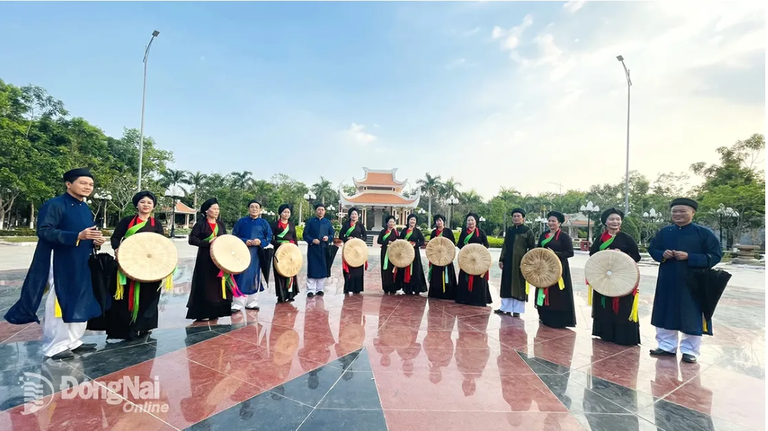 People in Trang Bom commune actively take part in Quan Họ (love duet) folk singing at local cultural facility, creating spaces for community exchange and bond. Photo: My Ny
