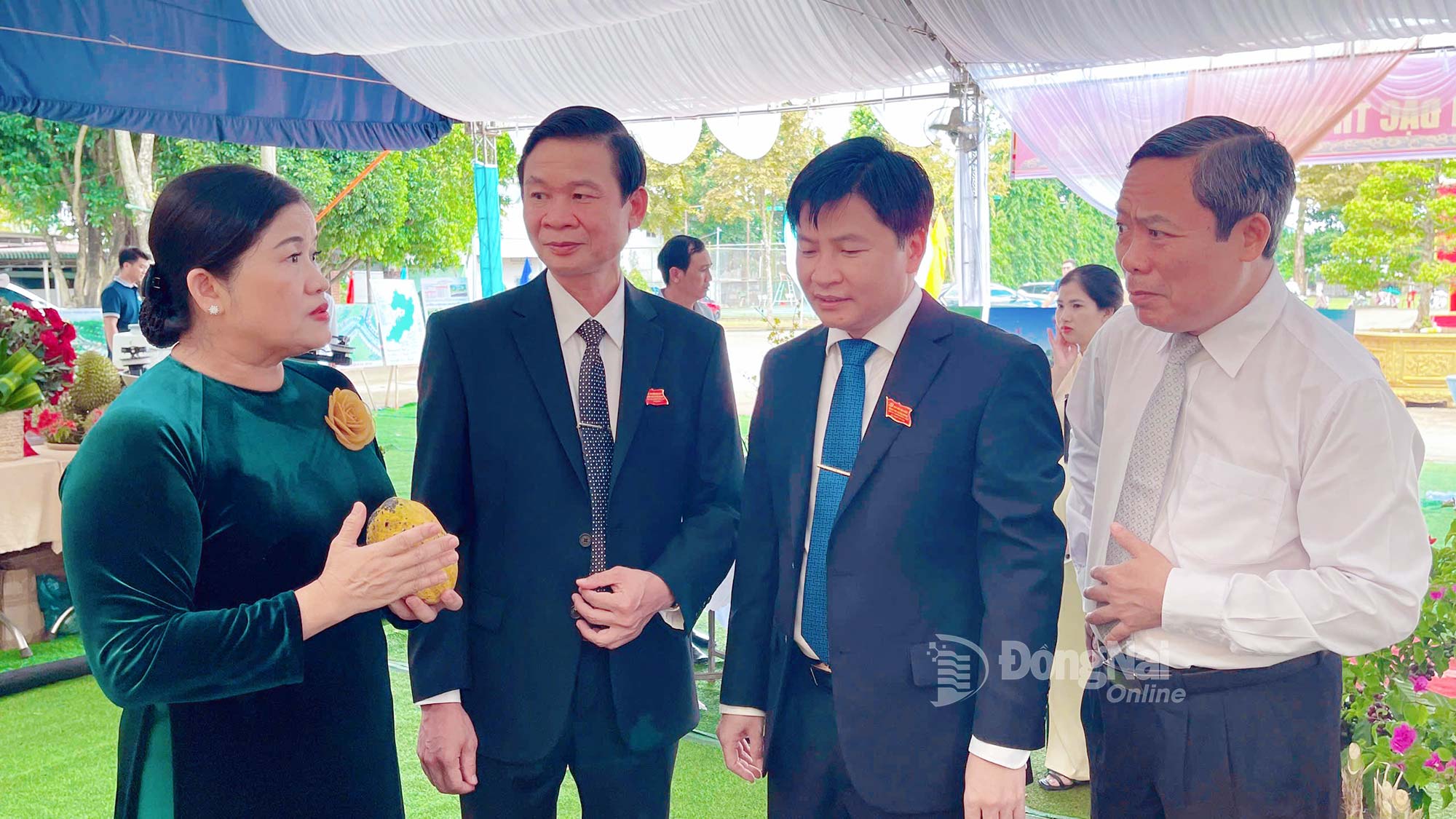 Delegates visits booths showcasing the commune’s signature products.