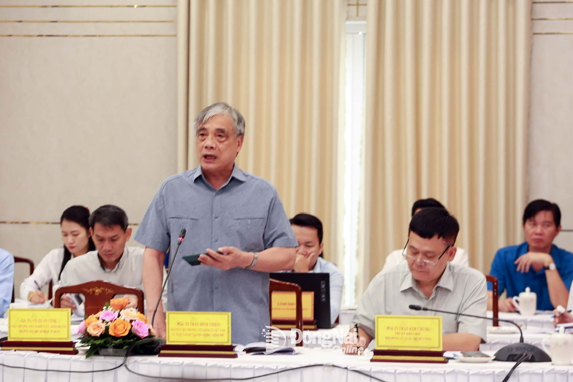 Assoc. Prof. Dr. Tran Dinh Thien speaking at the scientific conference on socio-economic development orientation with the goal of double-digit growth, and contributing feedback to the draft political report for the Dong Nai Party Congress, 2025-2030 term.