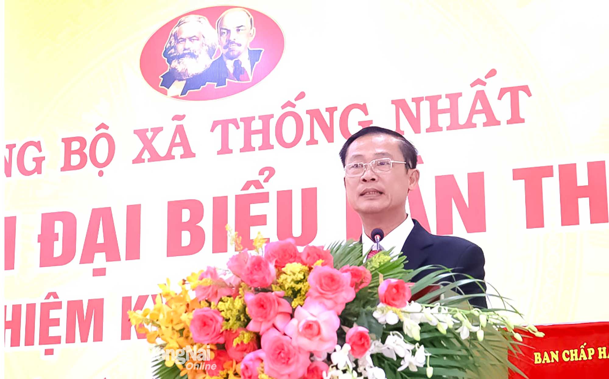 Secretary of the Party Committee and Chairman of the Thong Nhat Commune People’s Council Trinh Van Truong delivers the opening remarks at the congress. Photo: Nguyet Ha.

