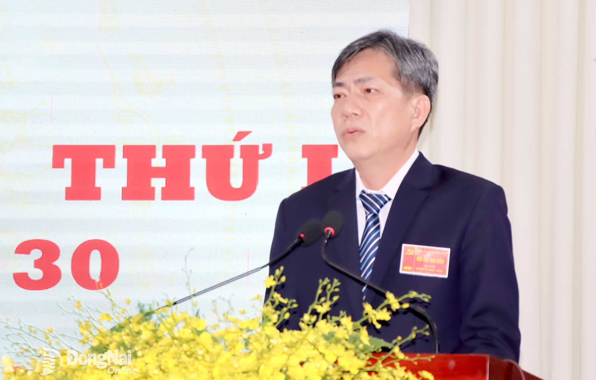 Member of the Provincial Party Committee, Secretary of the Party Committee and Chairman of the Peoples Council of Binh Long Ward Bui Quoc Bao addresses the congress. Photo: Ngoc Thao
