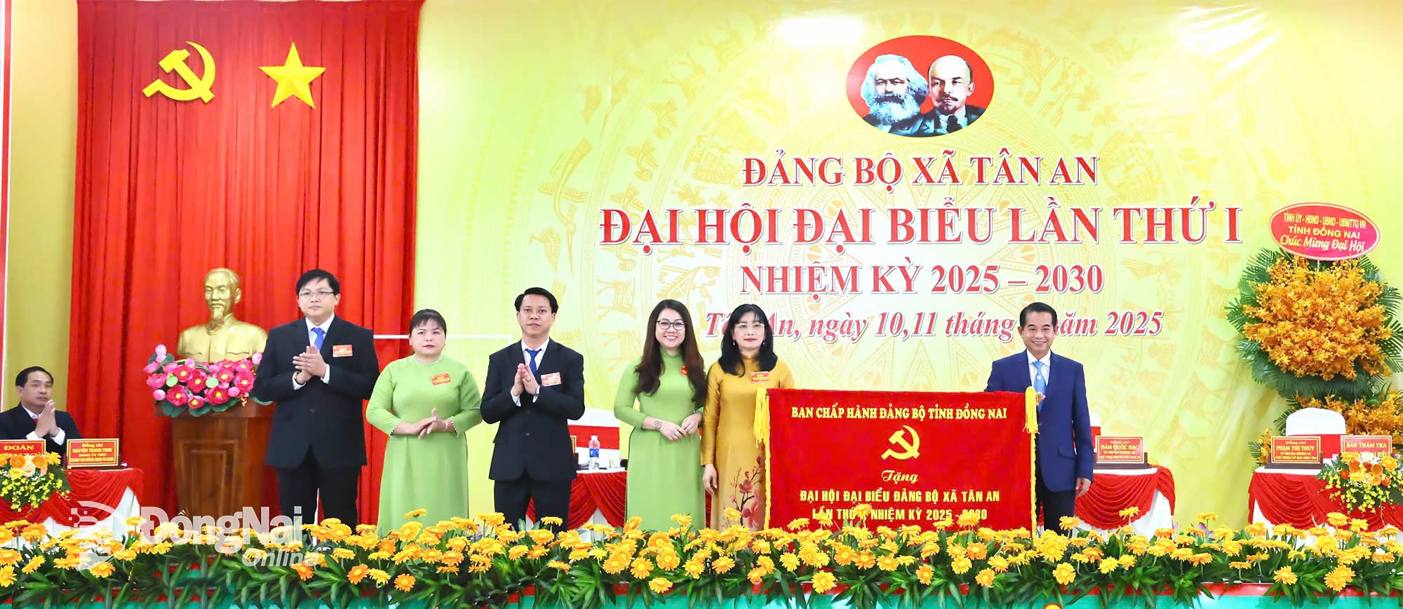 Thai Bao, Deputy Secretary of the Provincial Party Committee, Head of the Provincial Party Committee’s Organization Commission, and Secretary of the Party Committee of the Provincial Party Agencies presents a banner from the Executive Committee of the Provincial Party Committee to the congress. Photo: Cong Nghia

