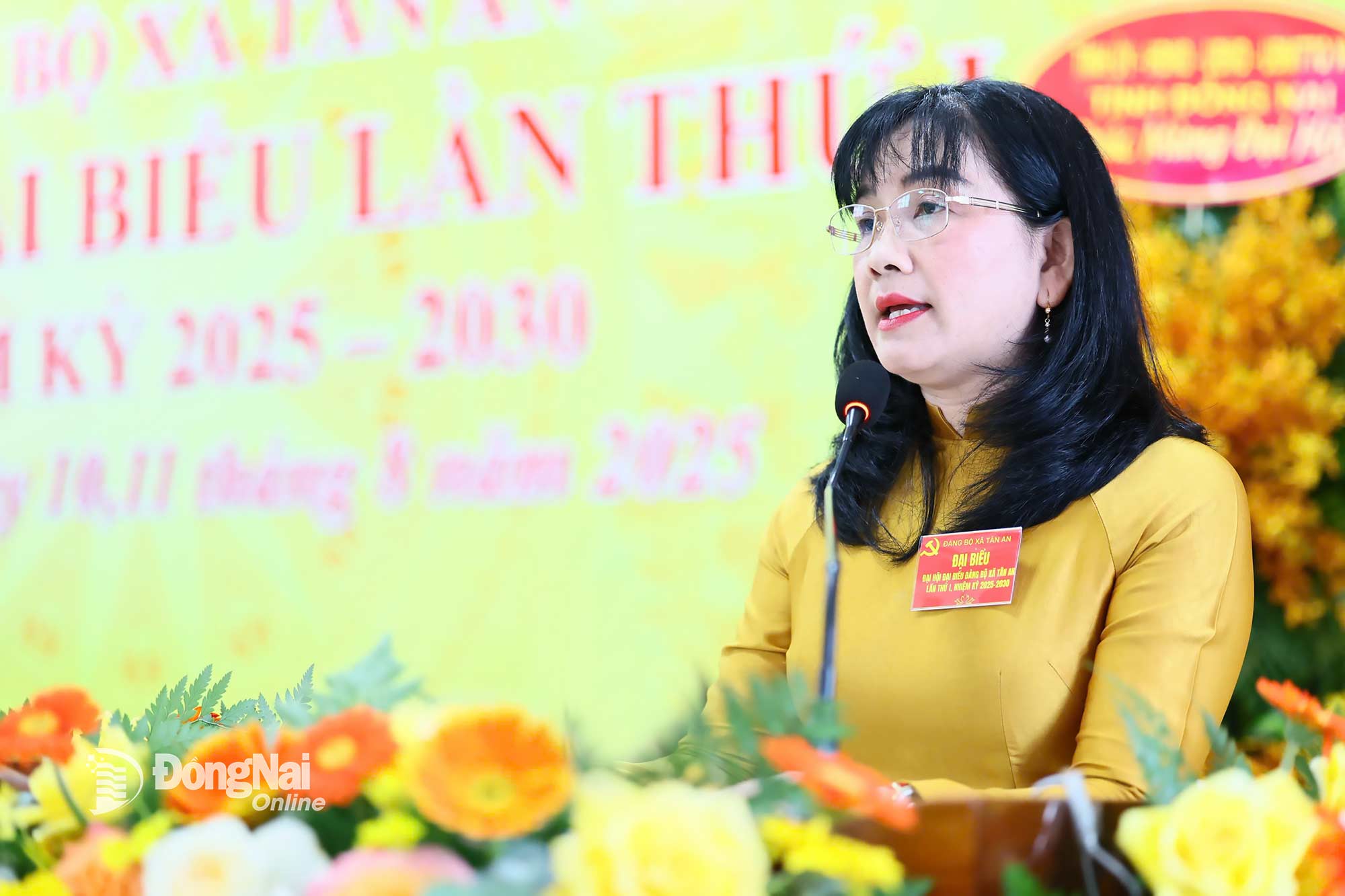 Le Do Kim Chi, Secretary of the Party Committee and Chairwoman of the People’s Council of Tan An commune, delivers the opening speech at the congress. Photo: Cong Nghia


