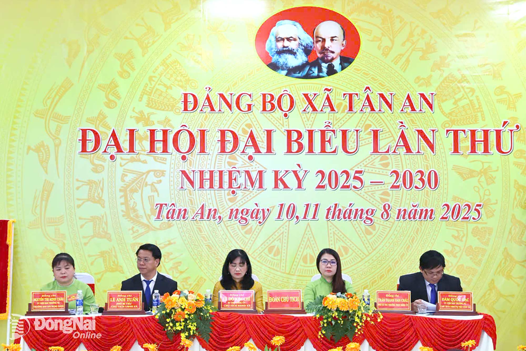 The Presidium of the 1st Congress of the Tan An commune Party Committee, 2025-2030 term. Photo: Cong Nghia

