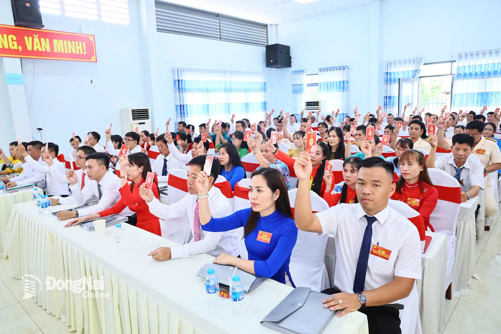 Delegates vote to adopt the draft Resolution of the 1st Congress of the Party Committee of Tan An commune, 2025-2030 term. Photo: Cong Nghia

