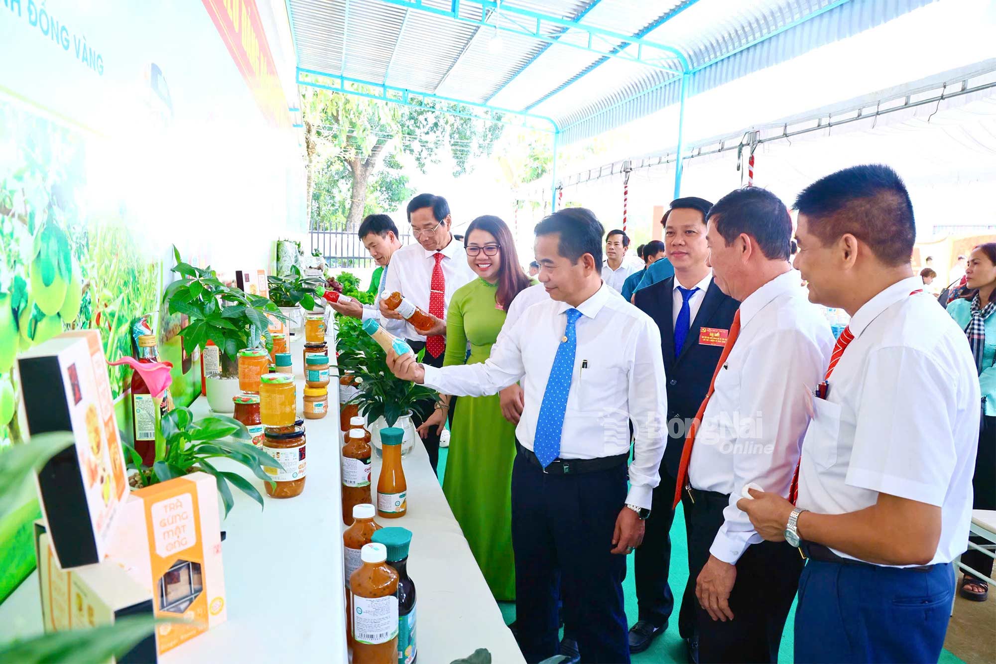 Deputy Secretary of the Provincial Party Committee, Head of the Provincial Party Committee’s Organization Commission, and Secretary of the Party Committee of the Provincial Party Agencies Thai Bao and delegates visit displays of local agricultural products. Photo: Cong Nghia

