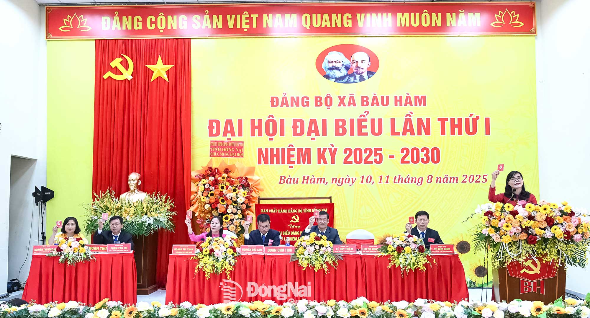 Delegates cast their votes at the congress. Photo: Hoang Vu

