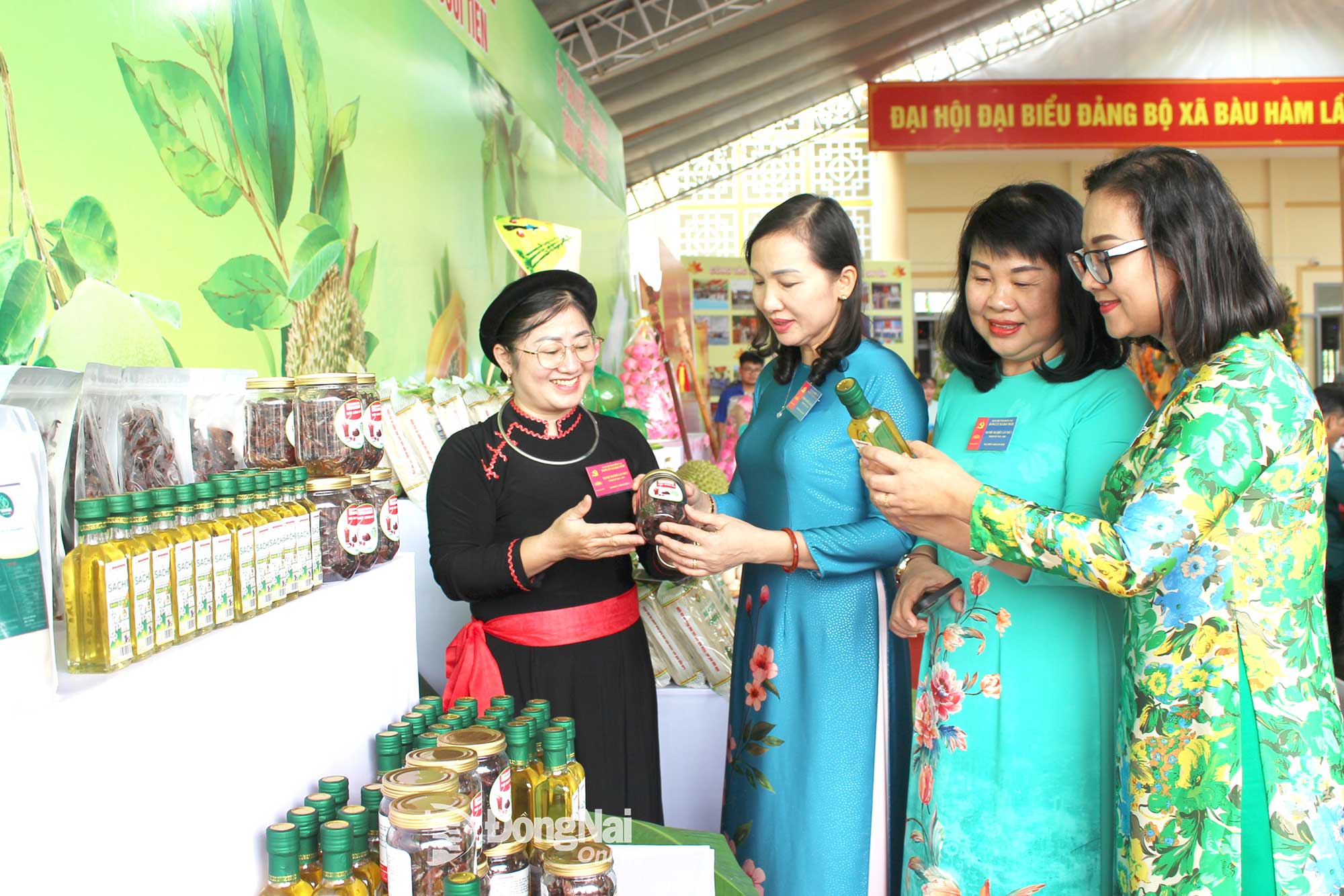 Delegates visit  booths showcasing local products on the sidelines of the congress. Photo: H.Thao

