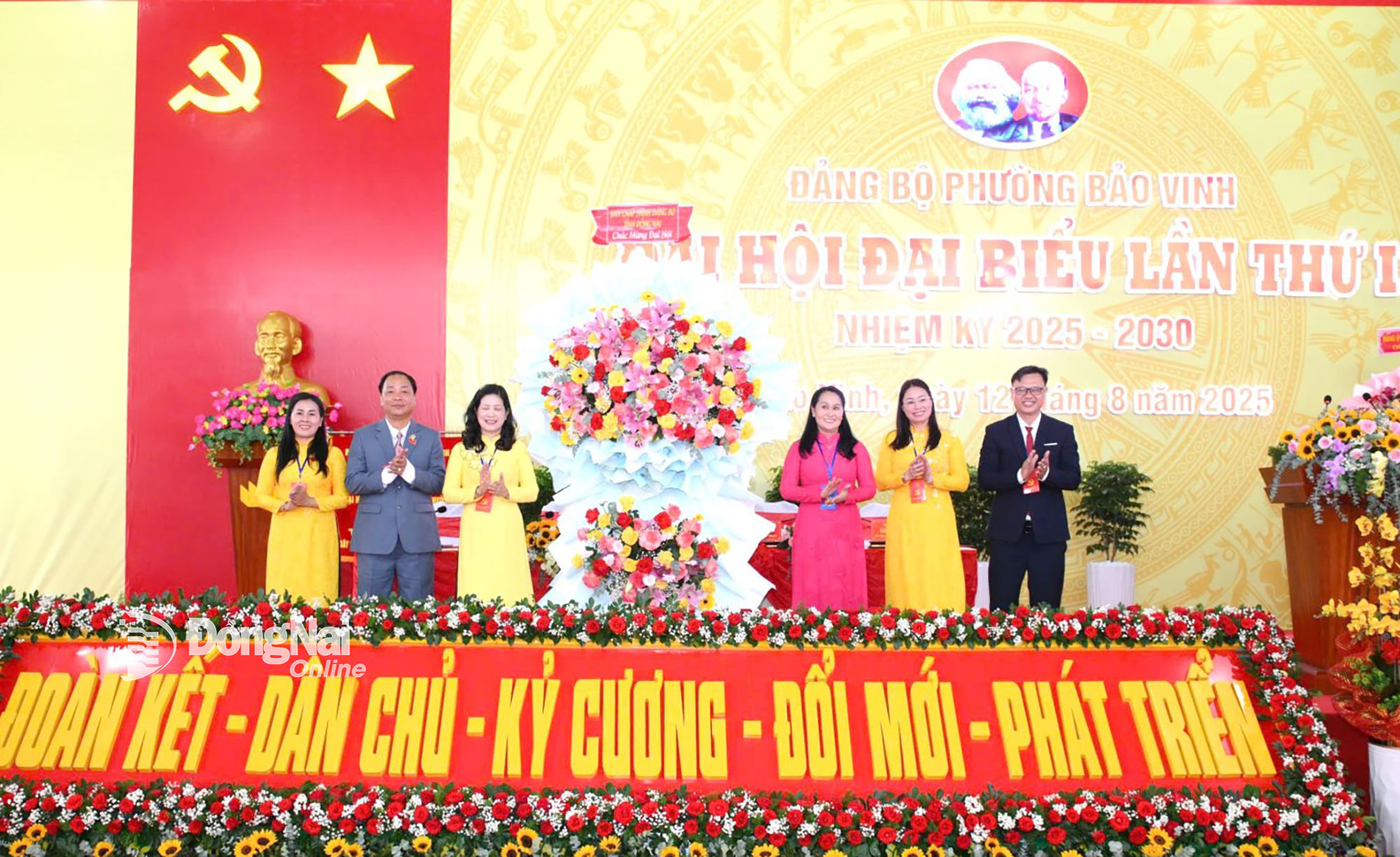 Dang Minh Nguyet, Member of the Provincial Standing Party Committee, Secretary of the Party Committee, Chairwoman of Long Khanh Ward People’s Council, presents a floral basket from the Provincial Party Committee, People’s Council, People’s Committee, and Fatherland Front Committee to congratulate the congress. Photo: DPCC
