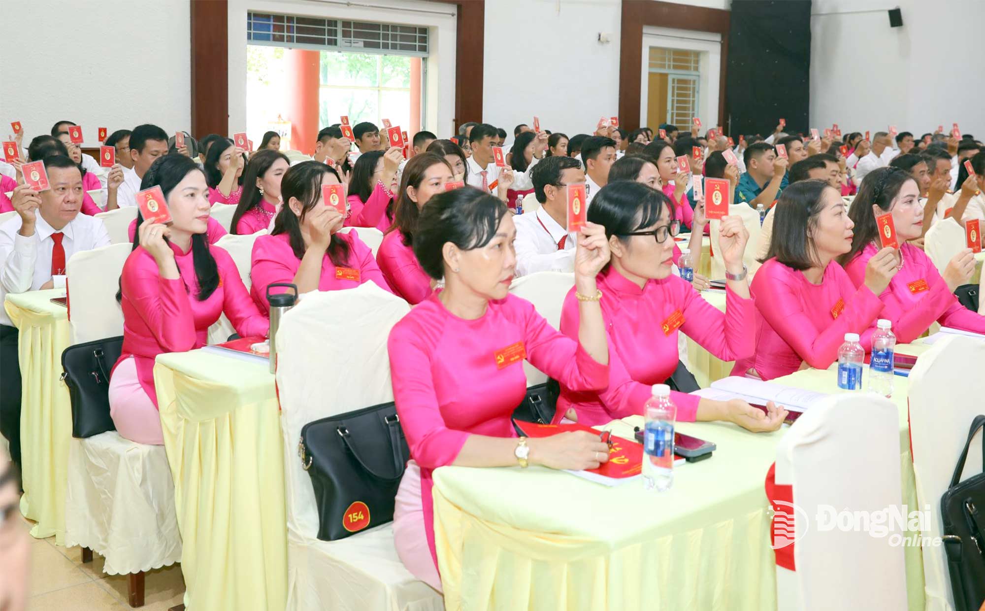 Các đại biểu biểu quyết thống nhất chương trình đại hội. Ảnh: Huy Anh