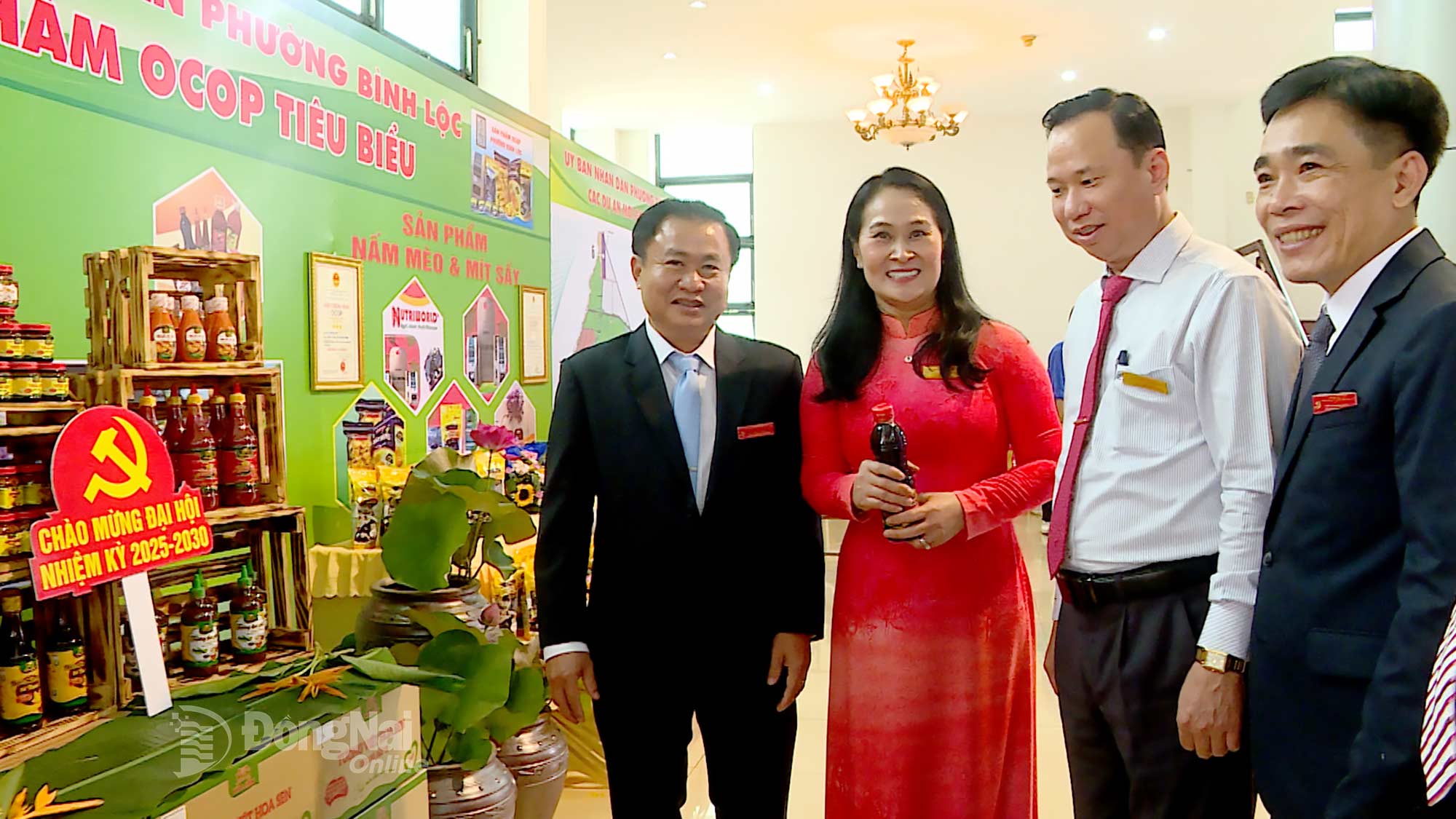 Delegates visit booths showcasing local specialty products. Photo: Ha Trang – Duy Tan