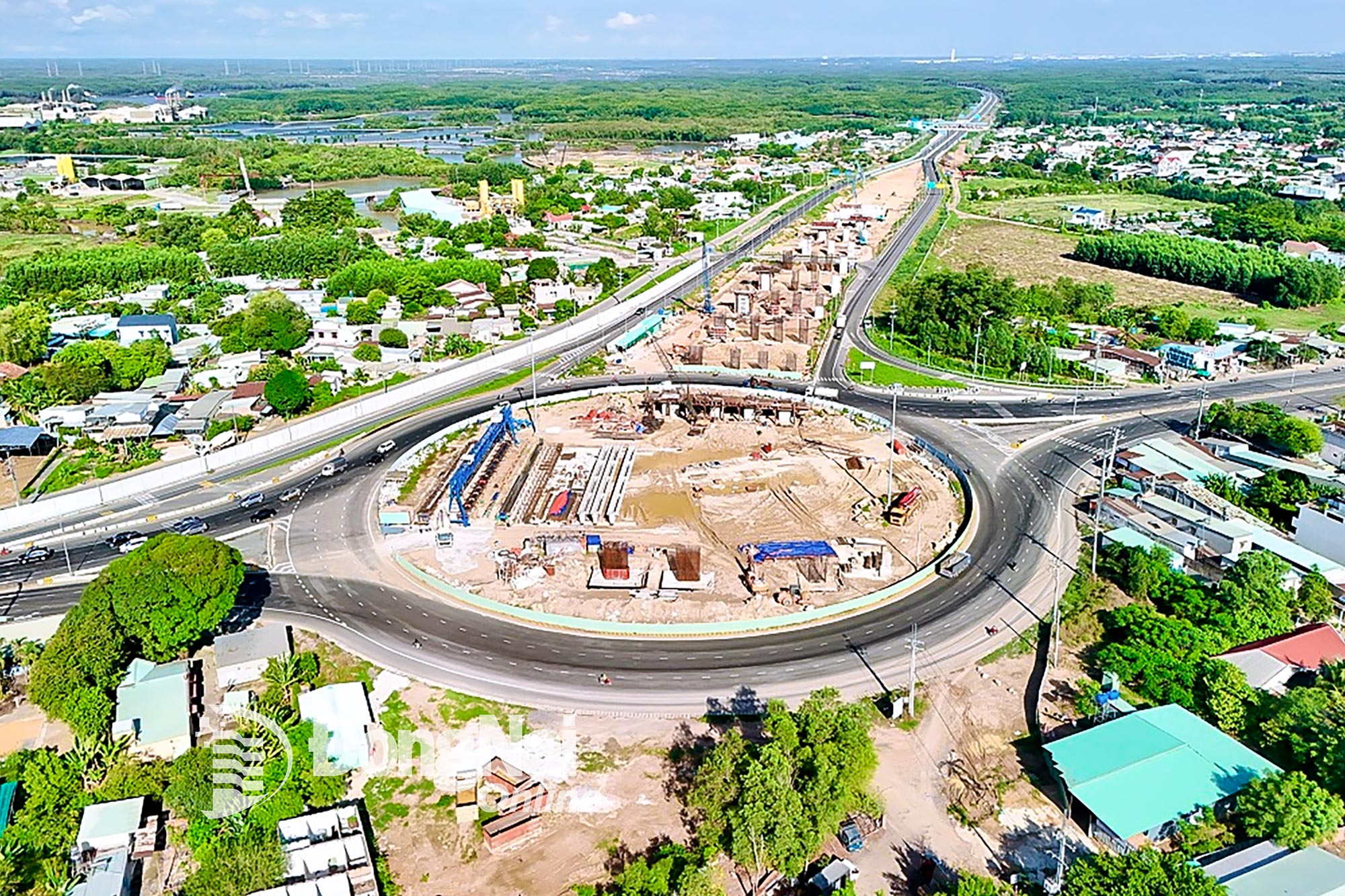 Construction of the interchange between Ben Luc – Long Thanh Expressway and National Highway 51. Photo: Pham Tung