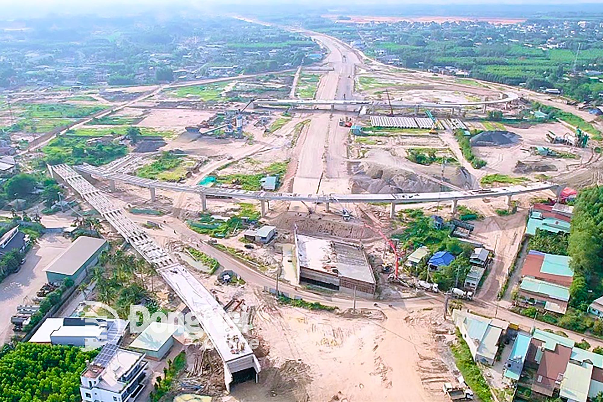 Construction of the interchange between Ben Luc – Long Thanh Expressway and Bien Hoa – Vung Tau Expressway. Photo: Pham Tung