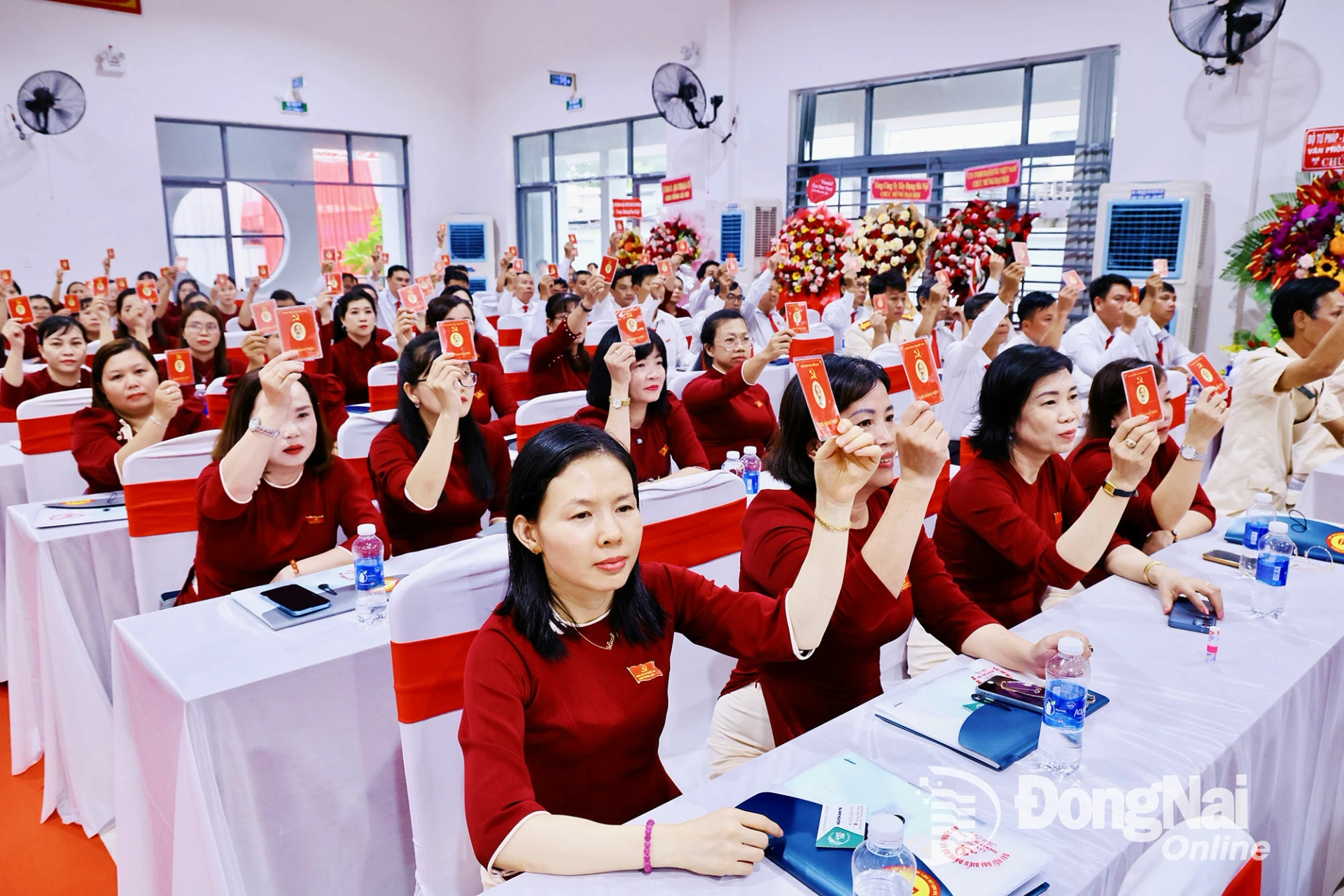 Delegates at the 1st Congress of Phuoc An Commune, 2025-2030 term, vote on the Congress resolution. Photo: Cong Nghia

