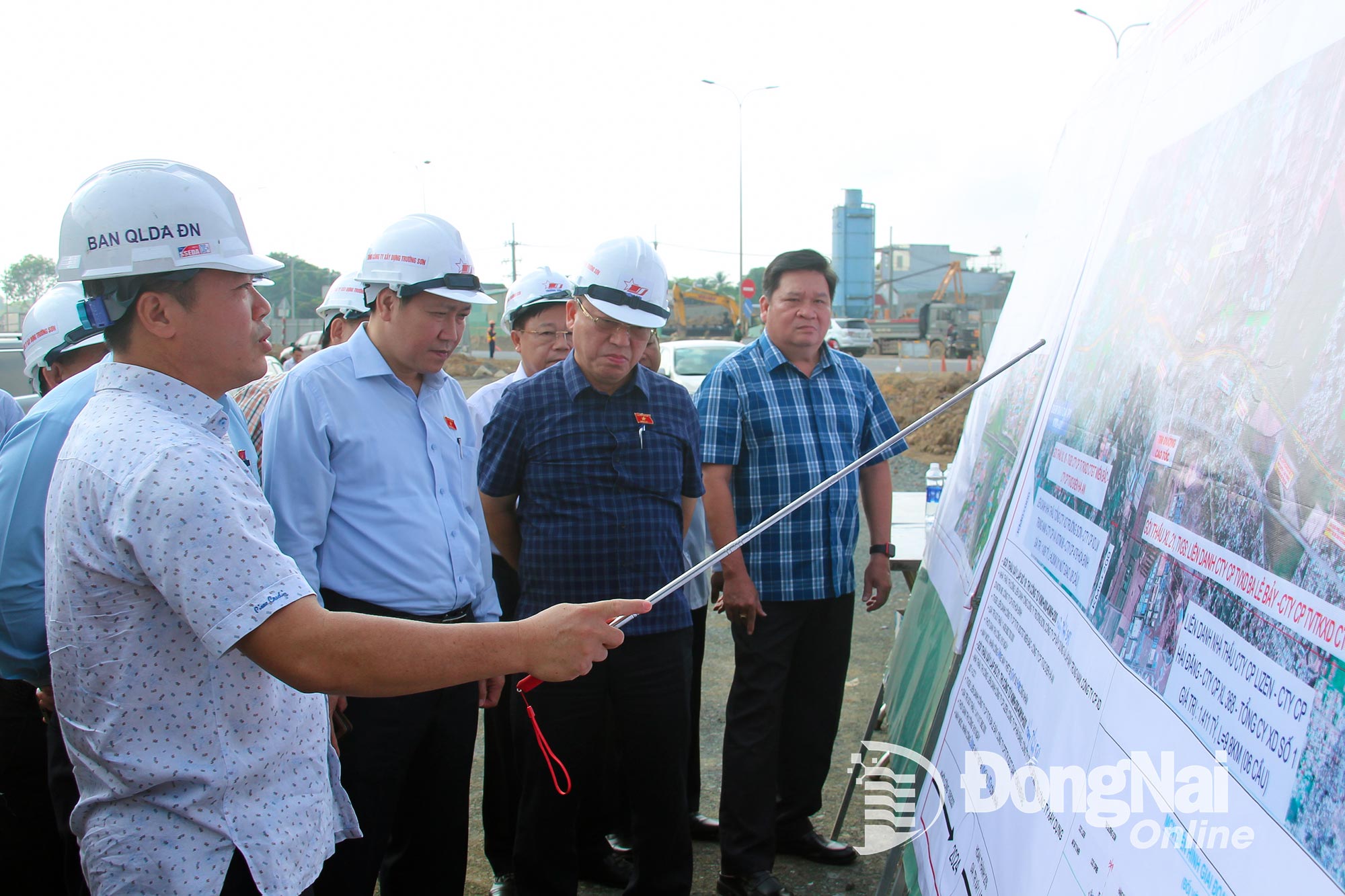 Dong Nai Provincial delegation of NA Deputies conducts field survey at the Bien Hoa – Vung Tau Expressway project area (connection point with Vo Nguyen Giap Street). Photo: Tran Danh