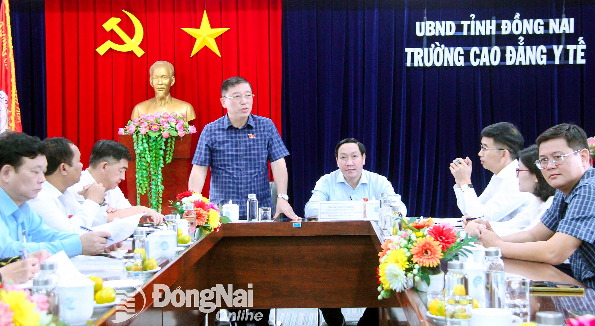 Nguyen Tuan Anh, Deputy Head of the NA Deputy Affairs Committee, speaks at the working session with Dong Nai Medical College. Photo: Tran Danh