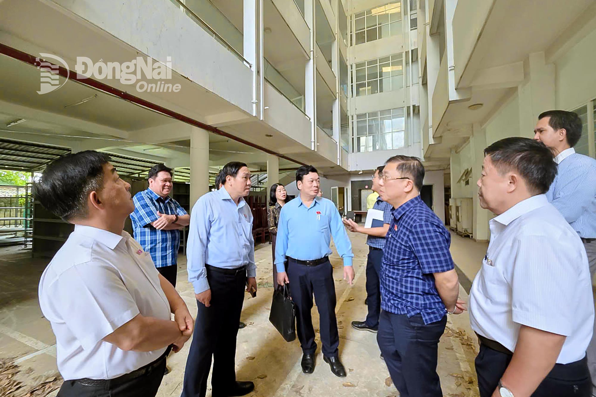The supervisory delegation conducts field inspection at the former Dong Nai Tax Department headquarters on Cach Mang Thang Tam Street (Tran Bien Ward). Photo: Tran Danh