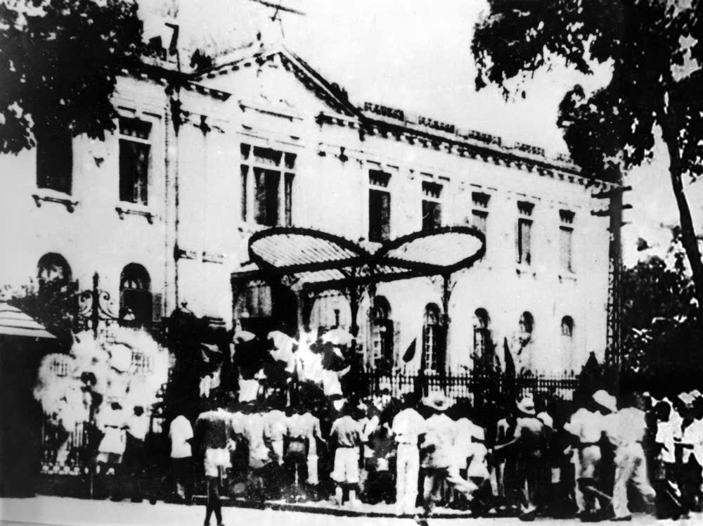 On August 19, 1945, following a mass rally at the Hanoi Opera House Square, the people of the capital stormed the Bac Bo Palace, the headquarters of the French puppet government in the North. File photo: VNA