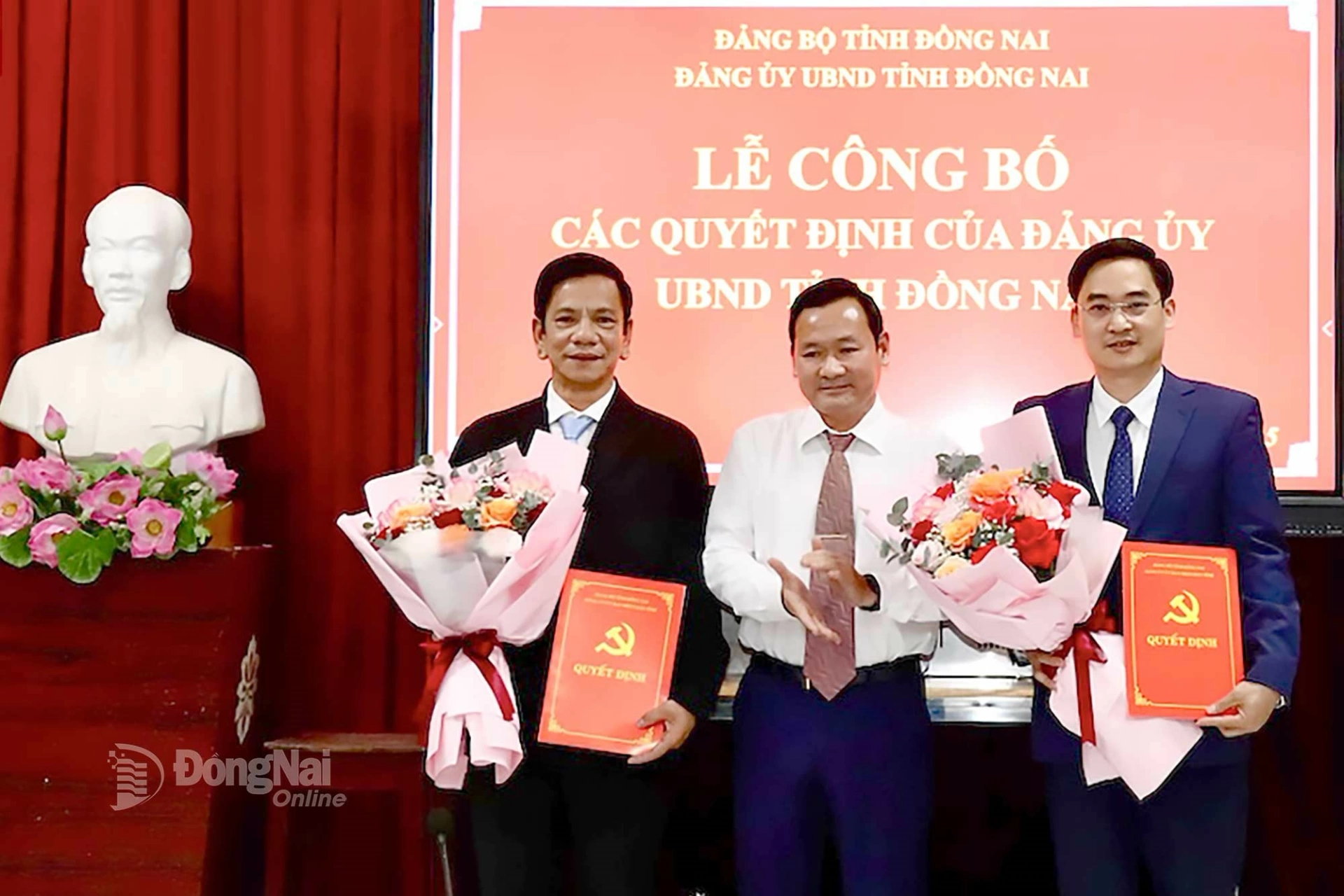 Deputy Secretary of the Party Committee of the Dong Nai Provincial Peoples Committee, Nguyen Van Dung, presents the appointment decisions and offers flowers to congratulate the newly appointed Secretary and Deputy Secretary of the Party Committee of Dong Nai University. Photo: Hai Yen

