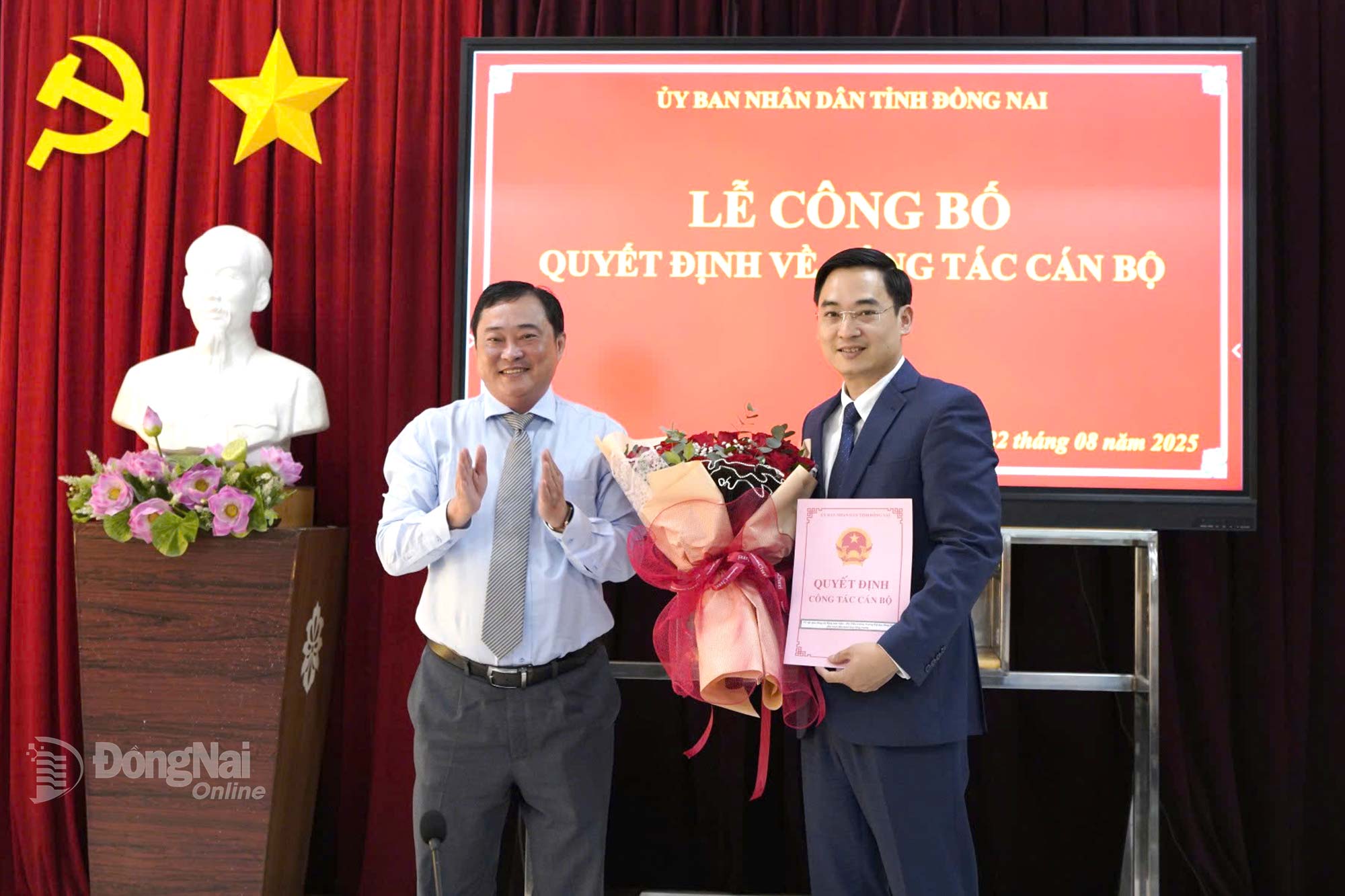 Provincial Party Committee Member and Director of the Department of Home Affairs of Dong Nai Province, Nguyen Huu Dinh, presents the decision to Dang Anh Tuan, Vice Rector of Dong Nai University. Photo: Contributor